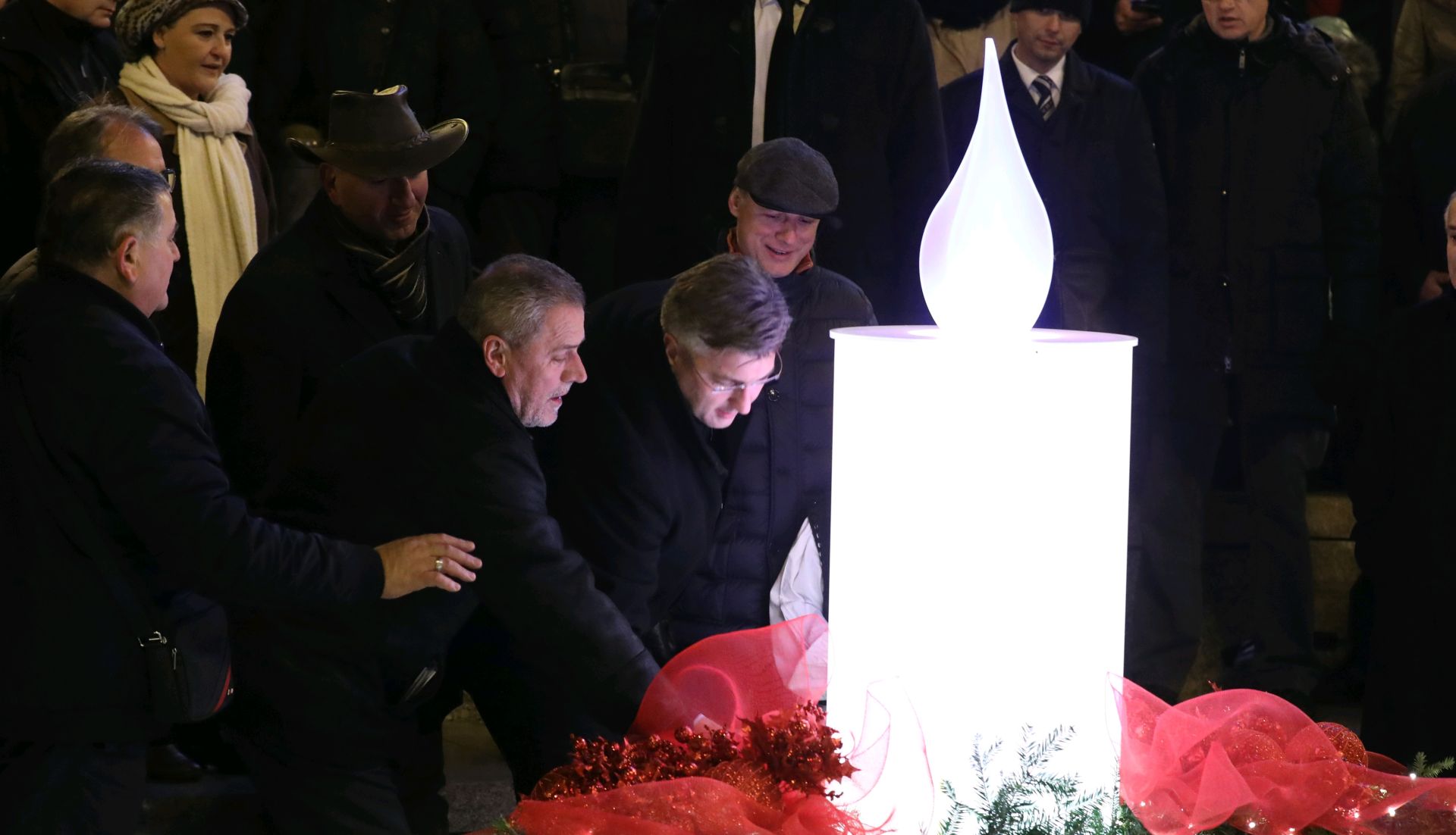 Zagreb, 02.12.2017. - Upaljena je prva adventska svijeæa na vijencu oko zdenca Manduevac na Trgu bana Jelaèiæa. Na fotografiji zagrebaèki gradonaèelnik Milan Bandiæ, premijer Andrej Plenkoviæ, predsjednik Sabora Gordan Jandrokoviæ. foto HINA/ Lana SLIVAR DOMINIÆ/ lsd
