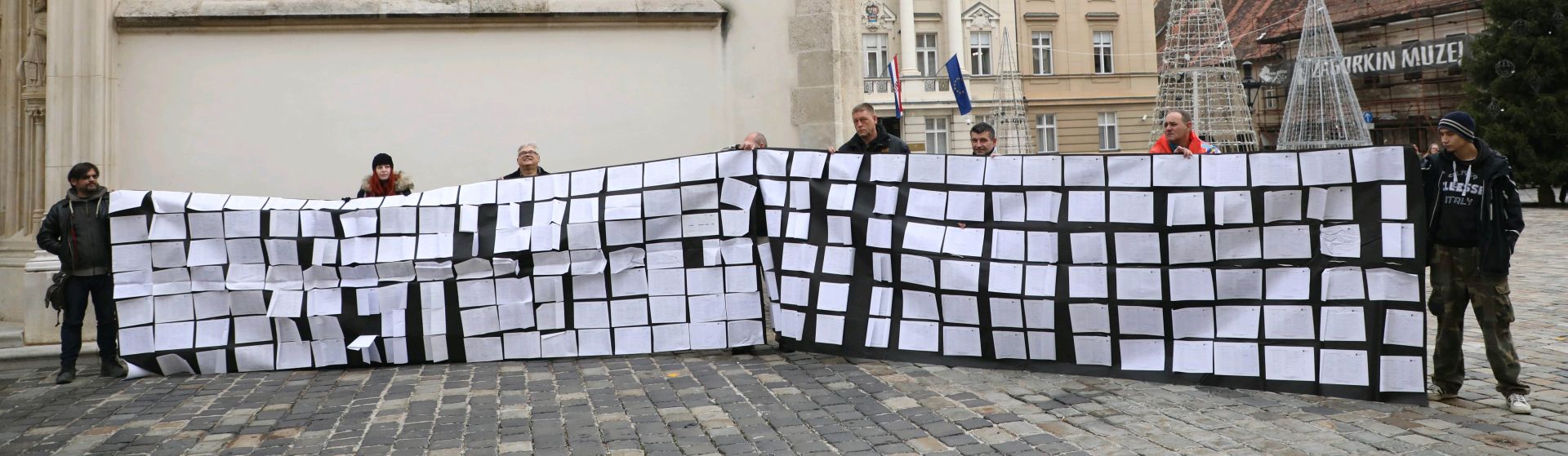 Zagreb, 13.12.2017.- Inicijativa Ovrni ustanak odrala je na Markovom trgu tiskovnu konferenciju na kojoj su zatraili od Vlade Republike Hrvatske da donese uredbu o deblokadi raèuna graðana i pravnih subjekata.
foto HINA/ Lana SLIVAR DOMINIÆ/ ua