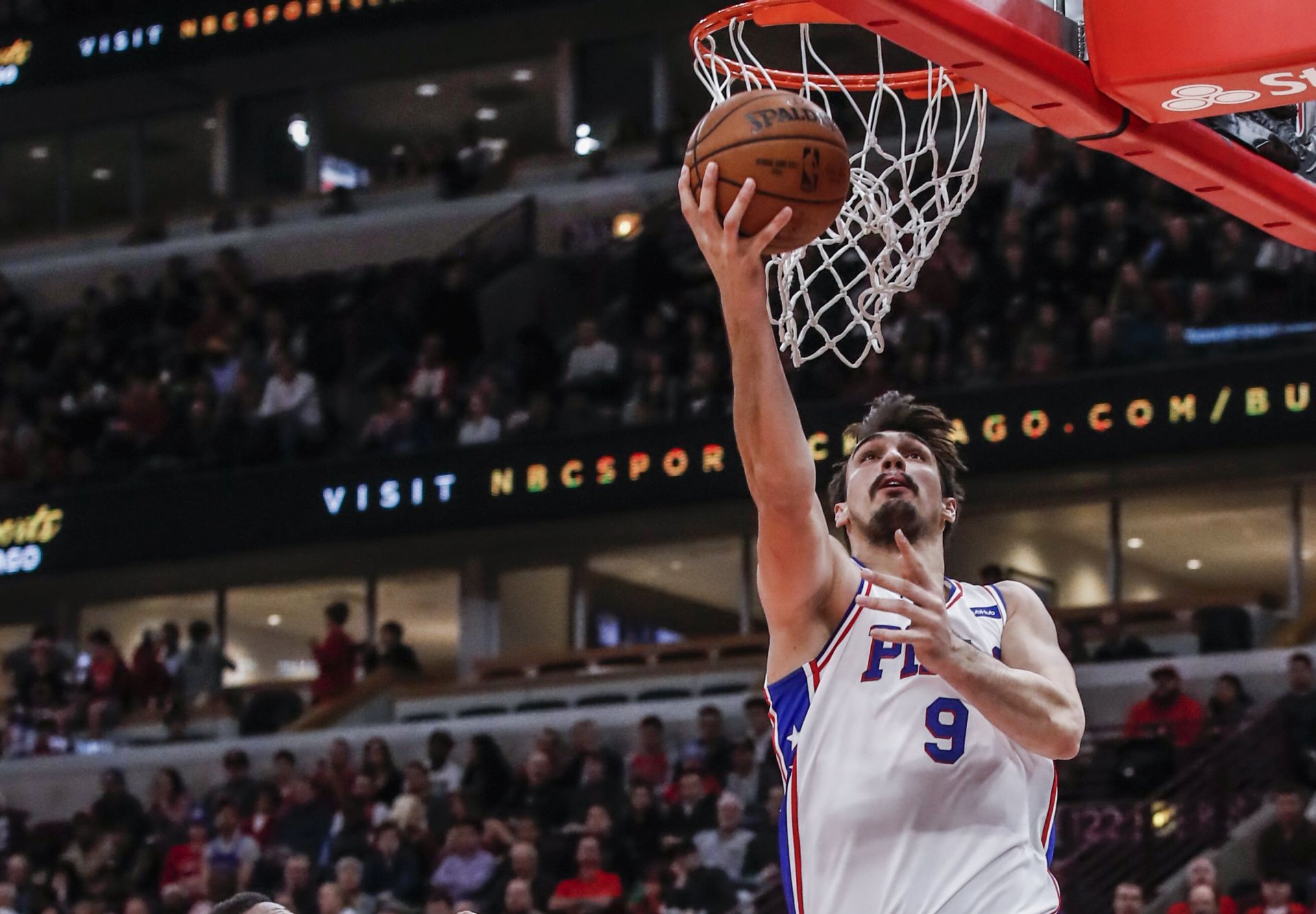 epa06397932 Philadelphia 76ers forward Dario Saric of Croatia (R-Front) shoots against Chicago Bulls guard David Nwaba (L) Chicago Bulls guard Kris Dunn (C) and Chicago Bulls center Robin Lopez (R-Rear) in the first half of their NBA game at the United Center in Chicago, Illinois, USA, 18 December 2017.  EPA/TANNEN MAURY