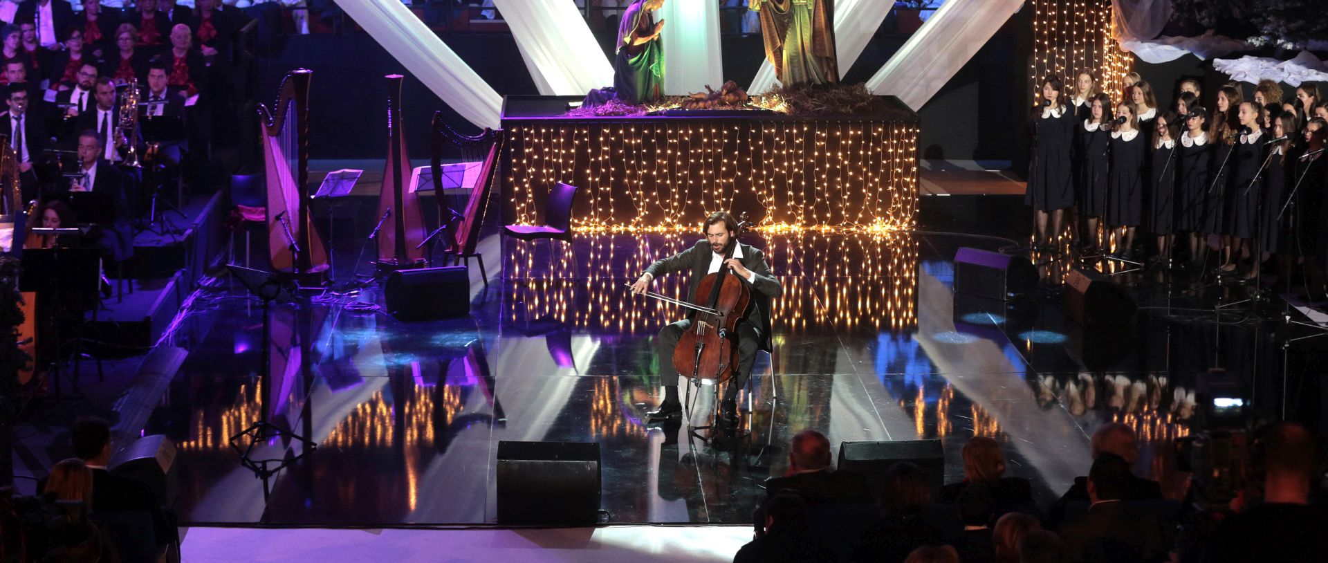 Zagreb, 26.12.2017. - Tradicionalni svečani koncert "Božić u Ciboni". Na slici Stjepan Hauser i Zvjezdice.
Foto HINA/ Dario GRZELJ/ dag