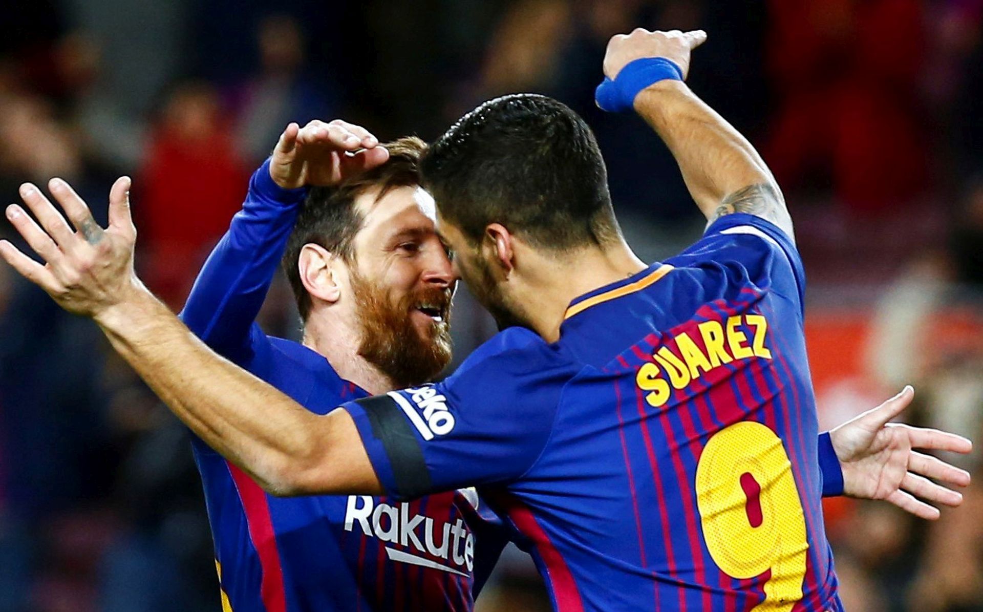 epaselect epa06396063 FC Barcelona's Uruguayan striker Luis Suarez (R) jubilates a goal with teammate Lionel Messi during the Spanish First Division League 17th match between FC Barcelona and RC Deportivo at the Camp Nou stadium in Barcelona, Catalonia, Spain, 17 December 2017.  EPA/Quique Garcia