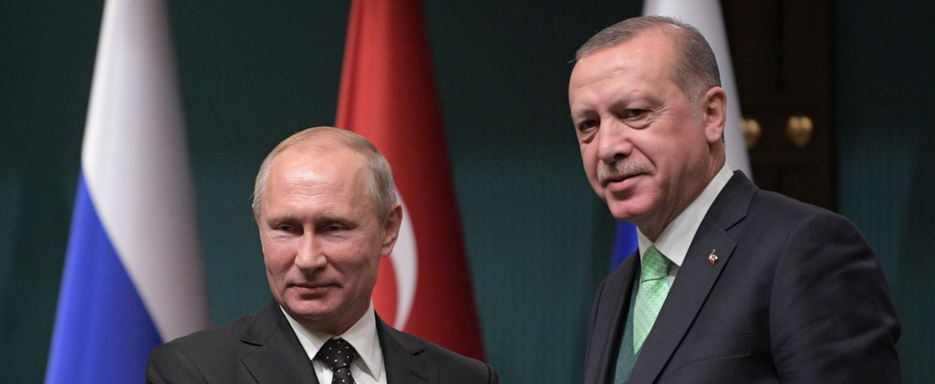 epa06383593 Russian President Vladimir Putin (L) shakes hands with Turkish President Recep Tayyip Erdogan (R) during their joint press statement following Russian-Turkish talks in Ankara, Turkey, 11 December 2017. Vladimir Putin makes a working visit to Turkey.  EPA/ALEXEI DRUZHININ / SPUTNIK / KREMLIN POOL / POOL MANDATORY CREDIT