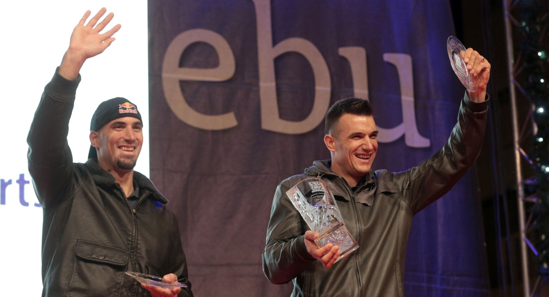 Zagreb, 11.12.2017. - Proglašenje najboljih sportašica i sportaša, najbolje posade, najbolje muške i ženske ekipe Grada Zagreba, dodjela Trofeja za životno djelo i drugih priznanja Grada Zagreba. Na slici najbolja sportska posada Martin i Valent Sinković.
Foto HINA/ Dario GRZELJ/ dag