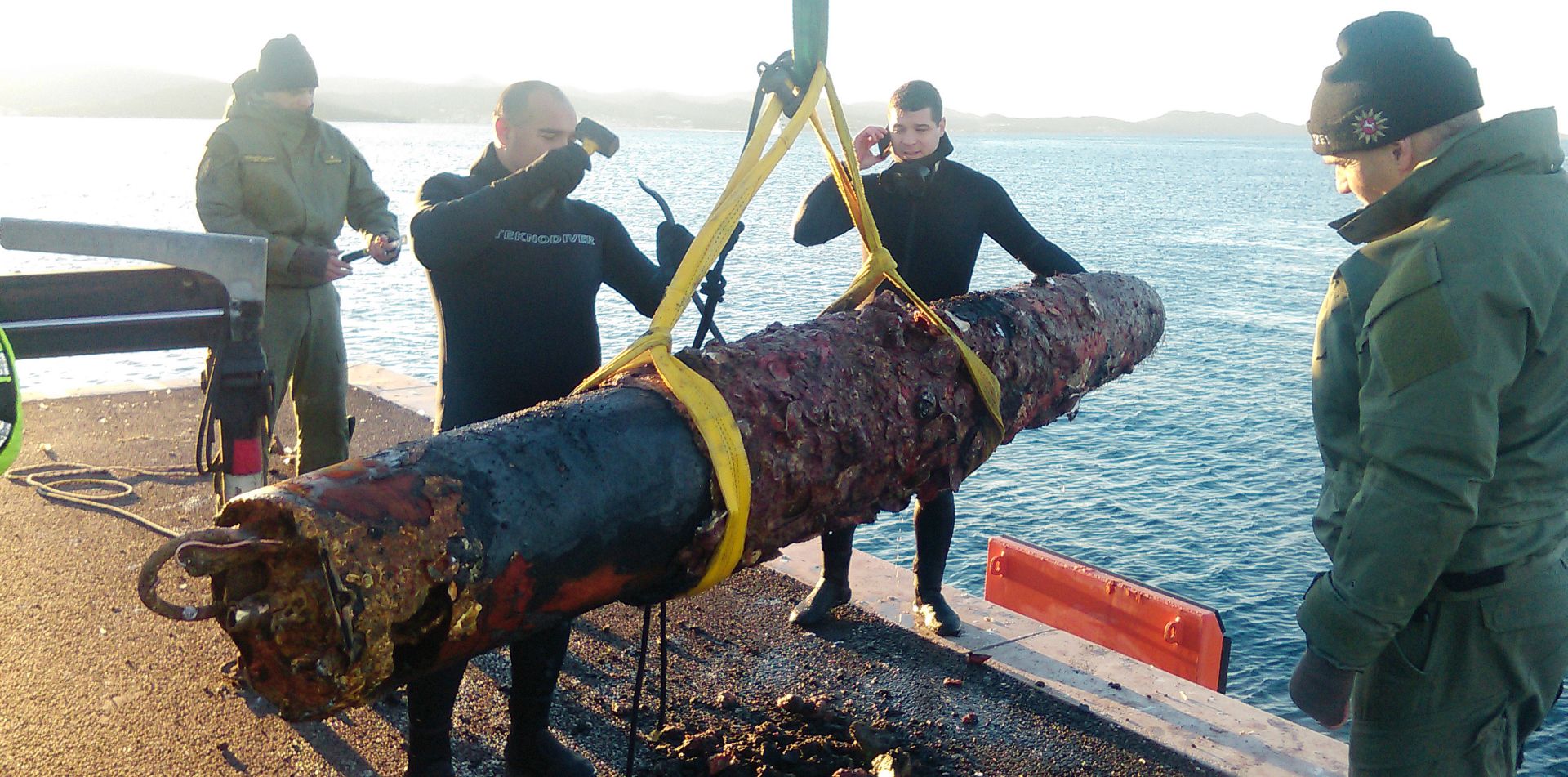 Zadar, 19.12.2017.- Iz mora uz obalu otoka Ugljana, izmeðu Kali i Kukljice, izvaðen je torpedo iz Prvog svjetskog rata, za koji je utvrðeno da je bio vjebovni, bez eskplozivnog punjenja, izvijestila je u utorak zadarska policija.
foto HINA/ PU zadarska/ ua