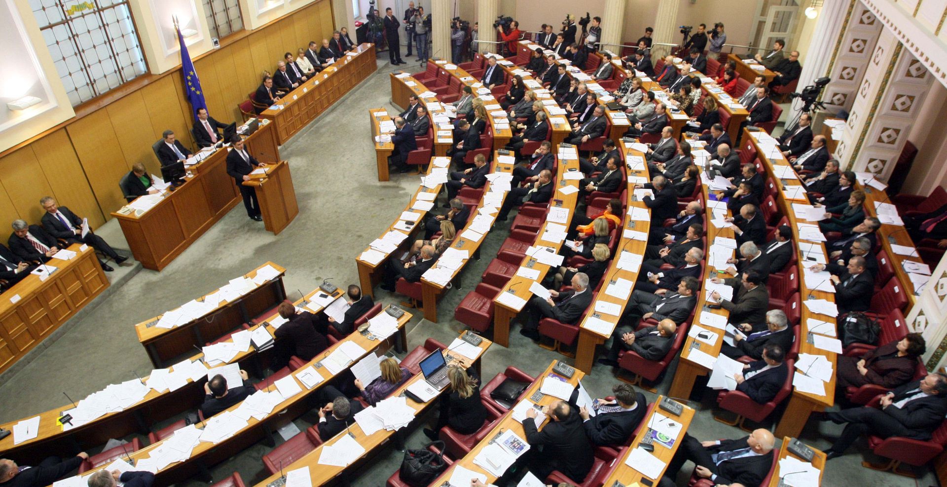 Zagreb, 22.5.2012 - Arhivska fotografija od 23.12.2011. godine prikazuje zastupnike tijekom izvanredne sjednice Hrvatskog sabora. Hrvatski sabor sutra zasjedanje nastavlja raspravom o prijedlogu Odluke o izmjenama i dopunama saborskog Poslovnika, kojim parlamentarna veæina predlae ukidanje instituta ispravka netoènog navoda te proirenje instituta replike.
foto FaH/ Damir SENÈAR/ ua