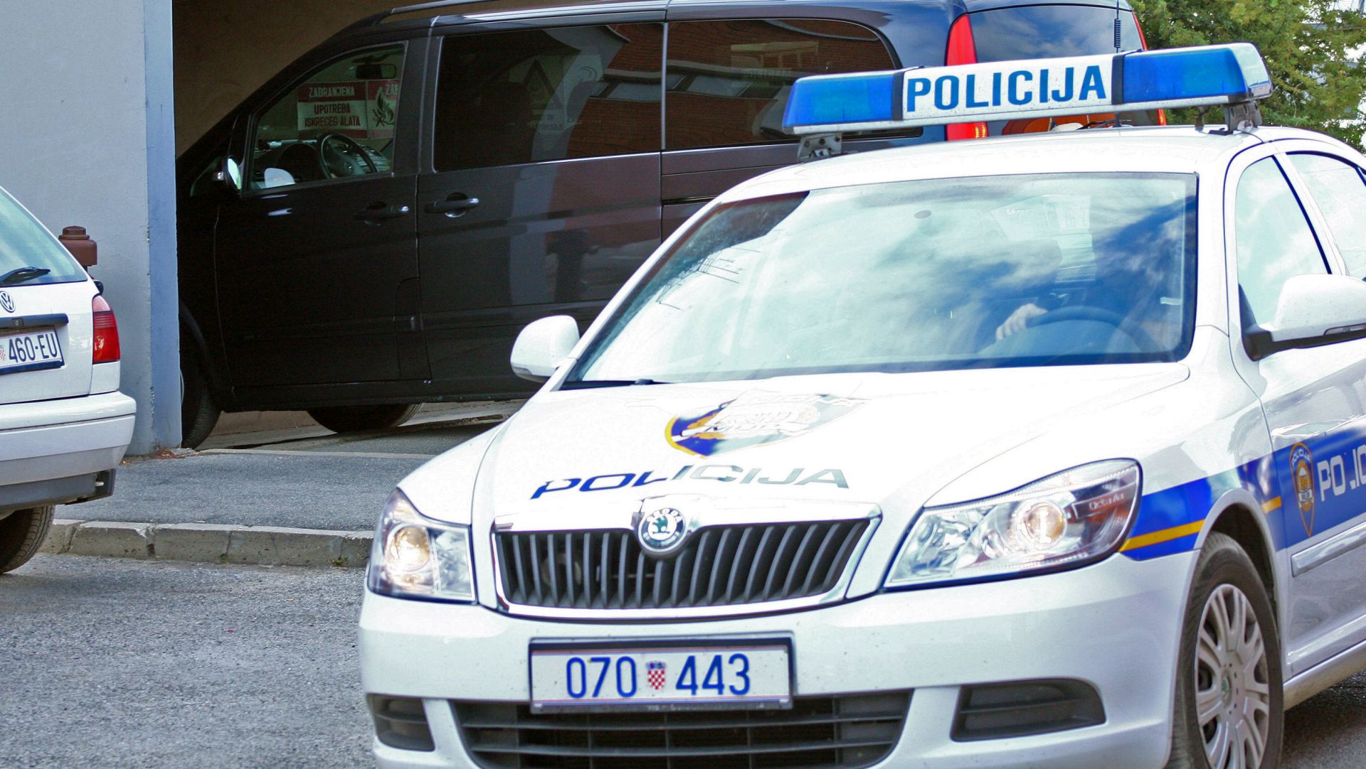Zagreb, 11.1.2012 - U akciji u povodu Martinja, zagrebaèka policija je u protekloj noæi, od 22 do 6 sati ujutro, na podruèju Zagreba i Zagrebaèke upanije evidentirala 399 prekraja iz Zakona o sigurnosti prometa na cestama, a od toga se 128 prekraja odnosilo na vonju pod utjecajem alkohola ili odbijanja alkotestiranja. Na arhivskoj fotografiji policijsko vozilo ispred garae osjeèko-baranjske Policijske uprave 8.7.2011. godine. 
foto FaH/ ua