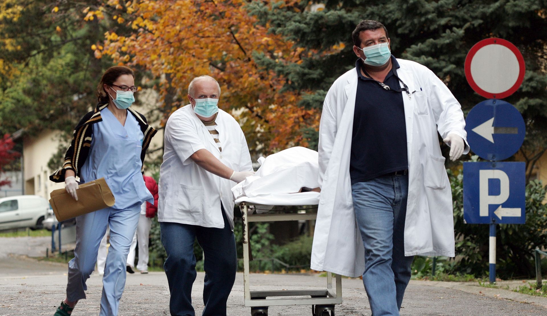 Zagreb, 28.12.2010 - Arhivska fotografija od 10.11.2009. godine prikazuje osoblje bolnice s pacijentom na nosilima na ulazu u u ambulantu Klinike za infektivne bolesti "Dr. Fran Mihaljeviæ" u Zagrebu. Ministar zdravstva i socijalne skrbi Darko Milinoviæ potvrdio je da jedna osoba umrla od komplikacija izazvanih virusom svinjske gripe H1N1 te da je trenutaèno u Hrvatskoj kod oko stotinu osoba utvrðeno da su zaraeni virusom H1N1. 
foto FaH/ Damir SENÈAR /ds