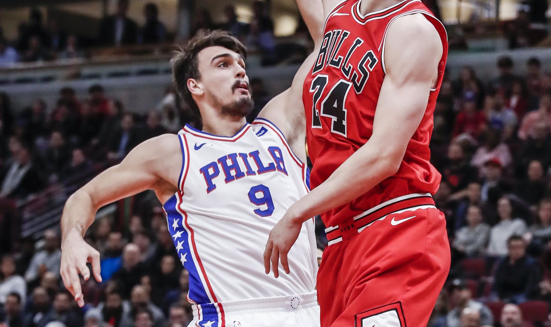 epa06397913 Chicago Bulls forward Lauri Markkanen of Finland (R) watches a shot taken by Philadelphia 76ers forward Dario Saric of Croatia in the first half of their NBA game at the United Center in Chicago, Illinois, USA, 18 December 2017.  EPA/TANNEN MAURY