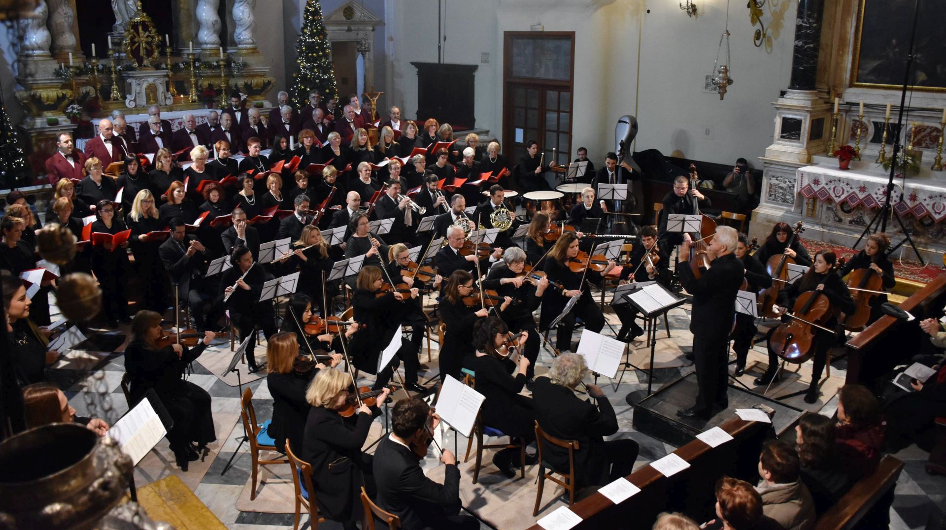 Dubrovnik, 27.12.2017 - Tradicionalni boiæni koncert 'Adeste fideles' odran je u srijedu naveèer u dubrovaèkoj Franjevaèkoj crkvi Male braæe, a nastupili su Dubrovaèki simfonijski orkestar, Mjeoviti zbor Libertas, Dubrovaèki komorni zbor, Katedralni madrigalisti, enski zbor Divona, klapa Kae te solisti sopranistice Paulina Ðapo i Laura Hladilo te tenor Stijepo Gleð Markos.
foto HINA/ Baldo Marunèiæ /ds