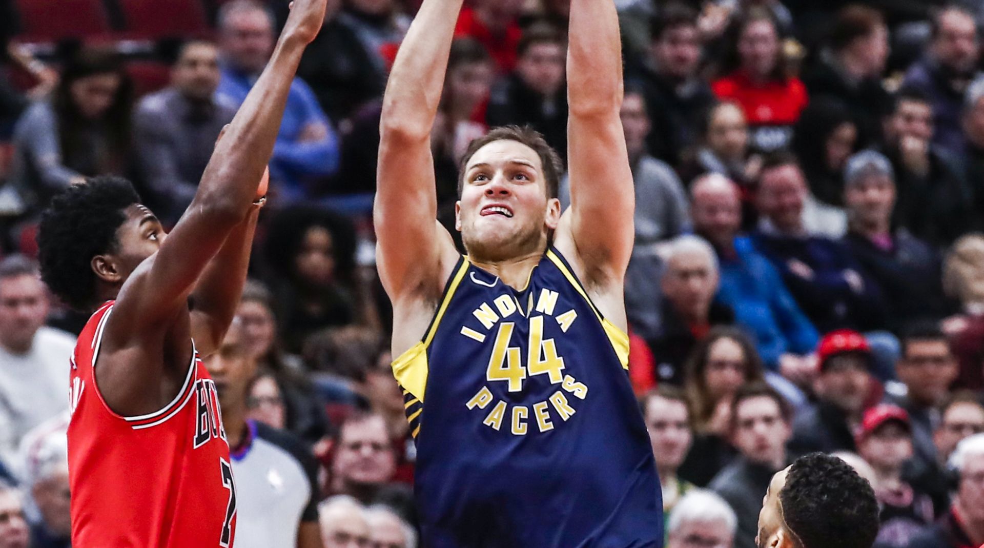 epa06409827 Indiana Pacers forward Bojan Bogdanovic of Croatia (C) shoots between Chicago Bulls guard Justin Holiday (L) and Chicago Bulls guard Denzel Valentine (R) in the first half of their NBA game at the United Center in Chicago, Illinois, USA, 29 December 2017.  EPA/TANNEN MAURY