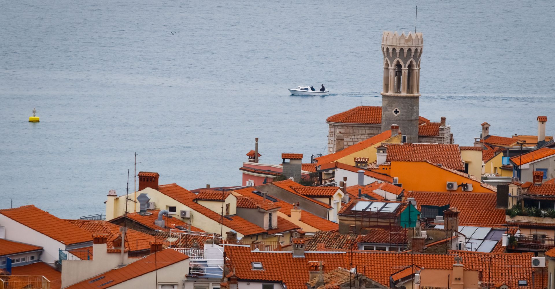Piran, 30.12.2017. - Slovenske vlasti su poèele s jednostranom provedbom arbitrane odluke o granici s Hrvatskom, nakon isteka estomjeseènog roka za njezinu pripremu i poto je u slovenskom parlamentu zadnjih tjedana usvojen set "provedbenih zakona" na koje se Ljubljana poziva kao na temelj za svoja postupanja. Na fotografiji Piran, Piranski zaljev.
foto HINA/ STA/ Anze Malovrh/ ml