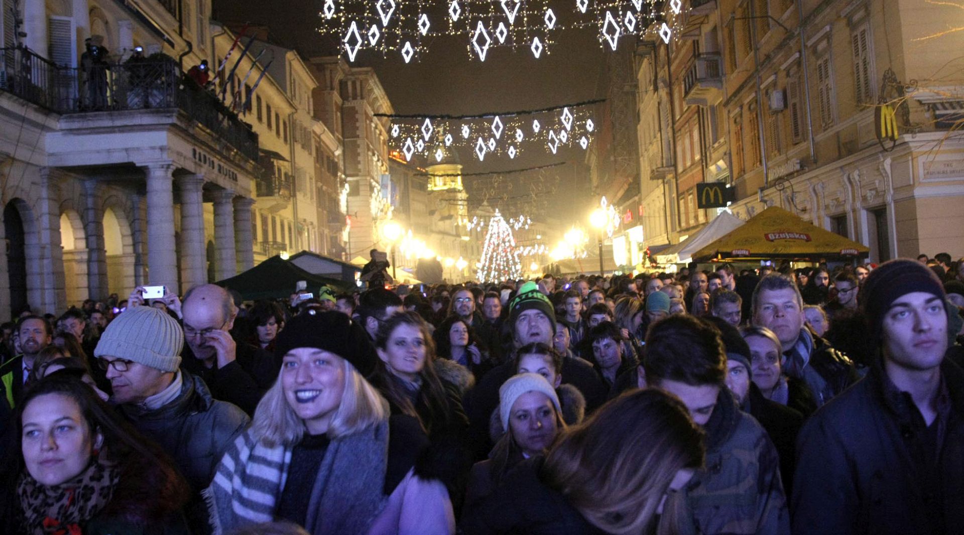 Rijeka, 01.01.2018 - Najveæi javni doèek nove 2018. godine na otvorenom u Rijeci i ove godine tradicionalno je bio na Korzu, gdje se okupilo vie tisuæa Rijeèana i njihovih gostiju, uz nastupe, Gorana toka, grupe Jinx i Crvene Jabuke.
foto HINA/ Miljenko KLEPAC /ds