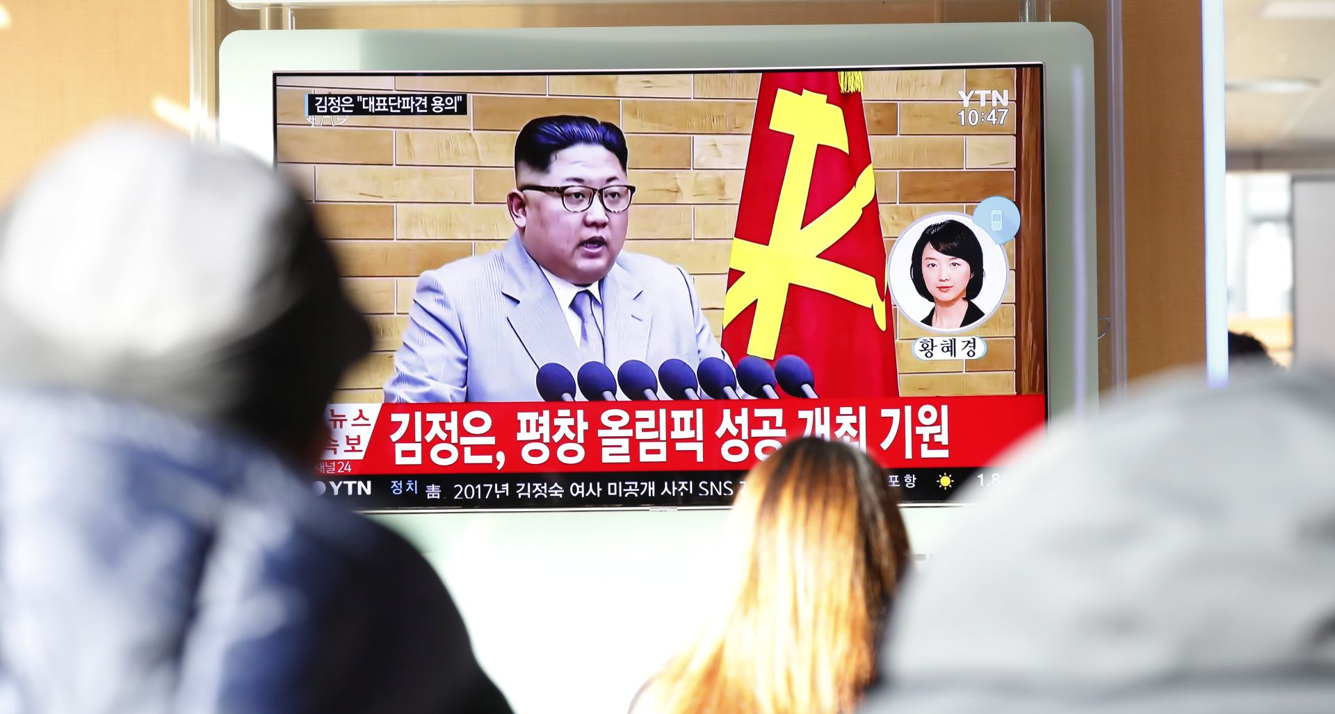 epa06412016 South Korean people watch a TV news broadcast reporting on North Korean leader Kim Jong-Un's New Year's address, at a station in Seoul, South Korea, 01 January 2018. In a televised New Year's speech, the North Korean leader commented on the North's nuclear progress, media reported.  EPA/JEON HEON-KYUN