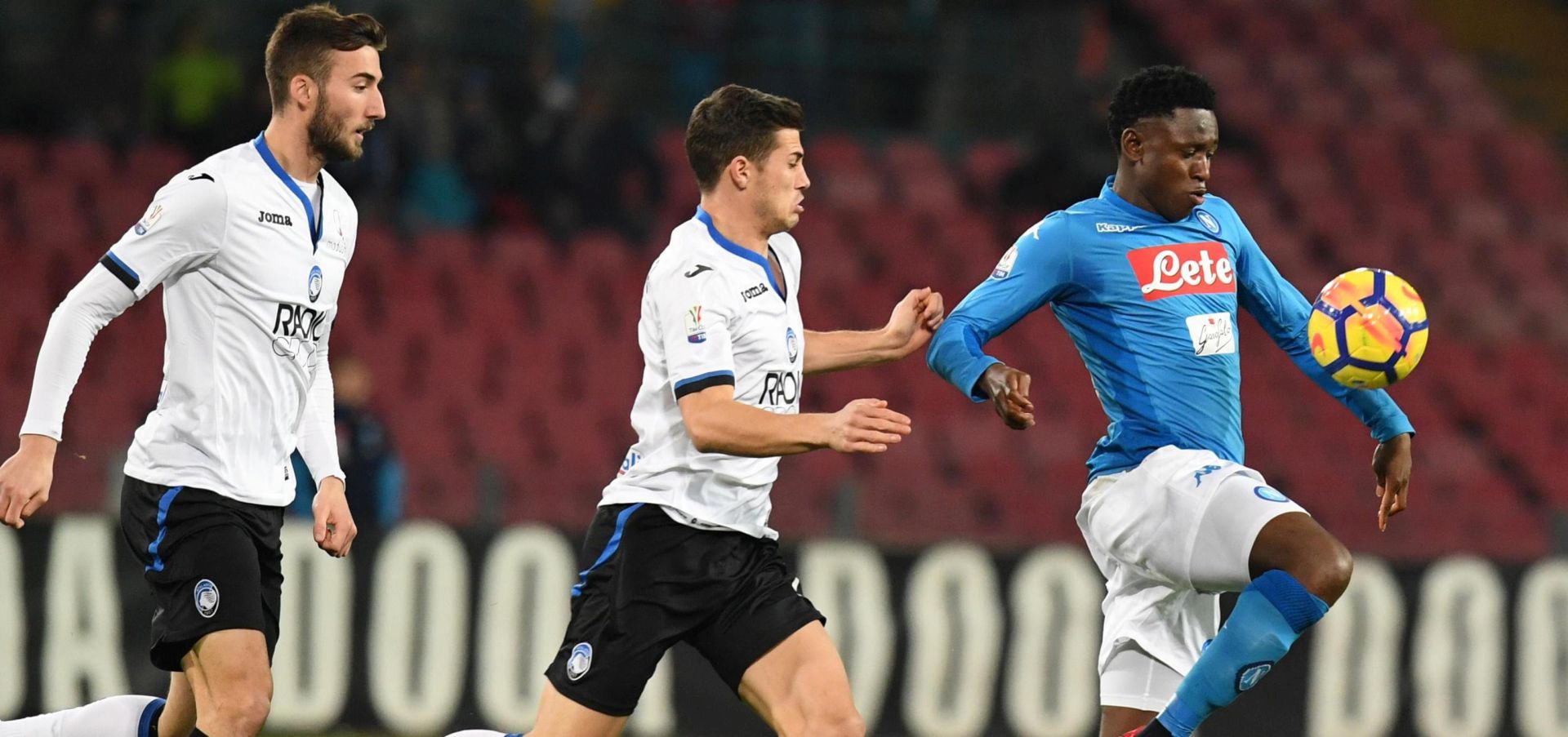 epa06413834 Napoli's Amadou Diawara (R) in action during the Italy Cup quarter-final soccer match SSC Napoli vs Atalanta BC at San Paolo stadium in Naples, Italy, 02 January 2018.  EPA/CIRO FUSCO