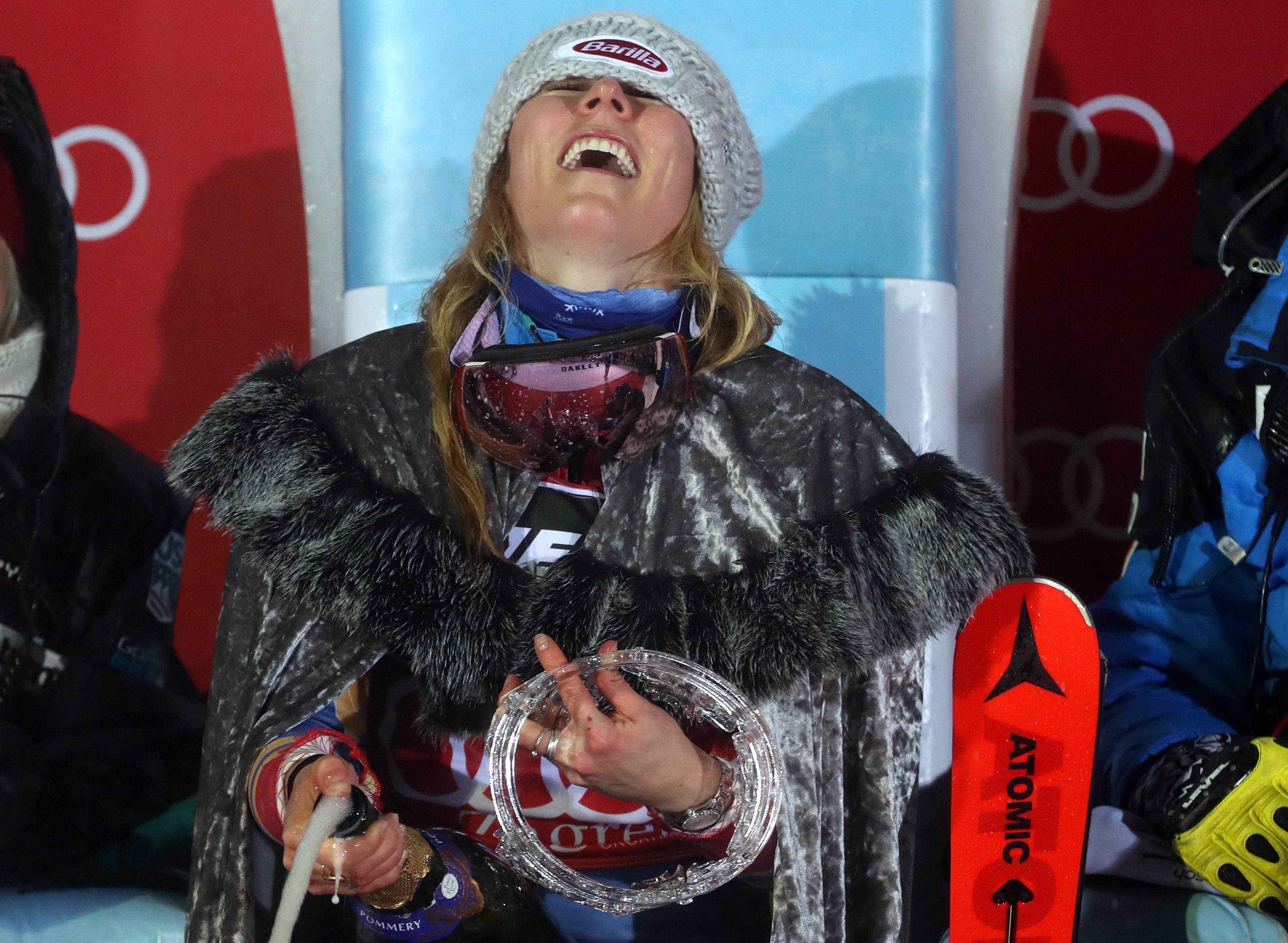 Zagreb, 03.01.2018 - Proglaenje pobjednica slaloma skijaica za Svjetski kup "Snow Queen Trophy 2018" na zagrebaèkom Sljemenu. Na slici pobjednica Mikaela Shiffrin slavi na podiju sa krunom i ampanjcem.
foto HINA/ Damir SENÈAR /ds