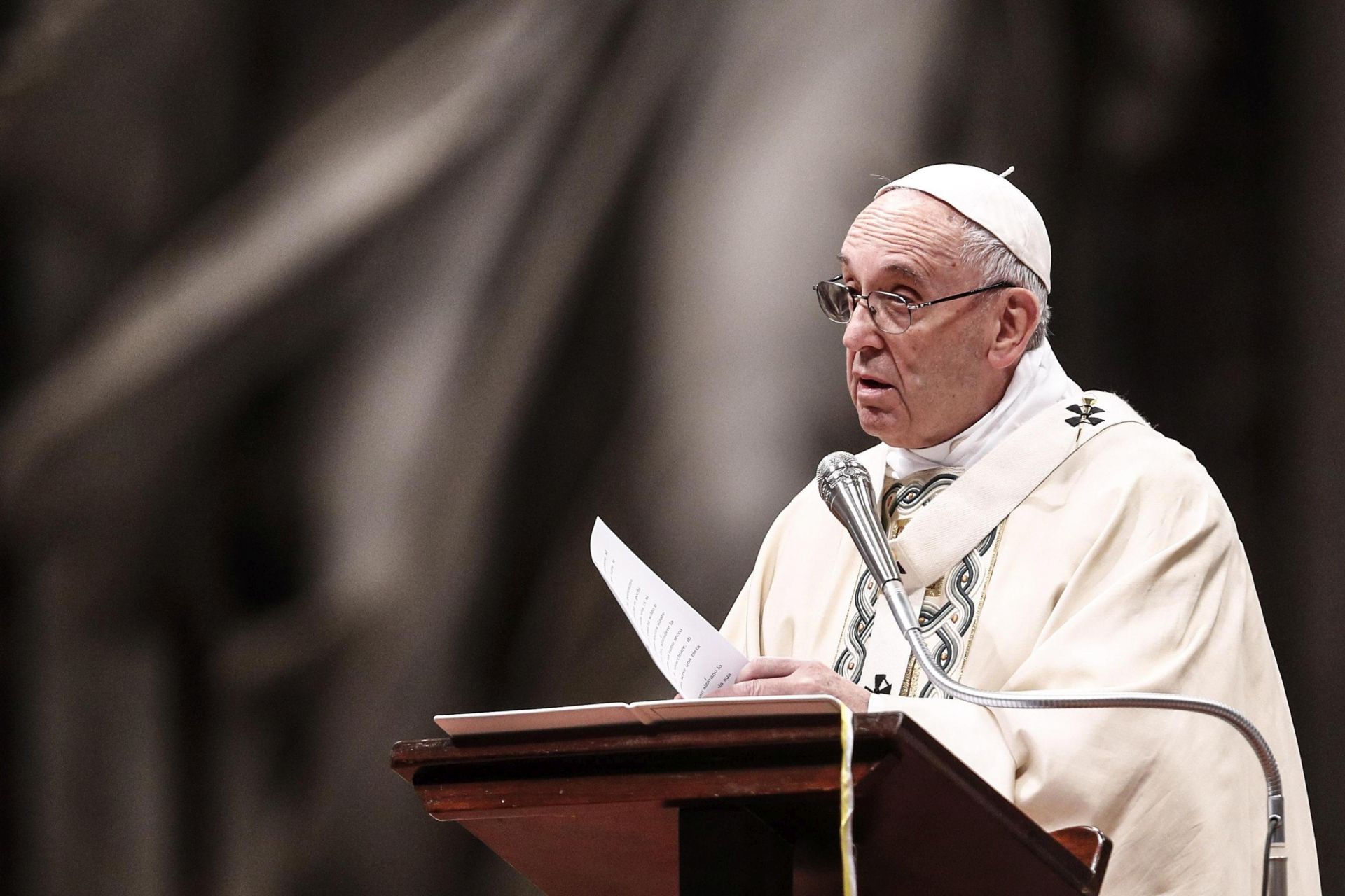 epa06419517 Pope Francis leads the Epiphany mass in the Saint Peters Basilica in the Vatican City, 06 January 2018.  EPA/GIUSEPPE LAMI