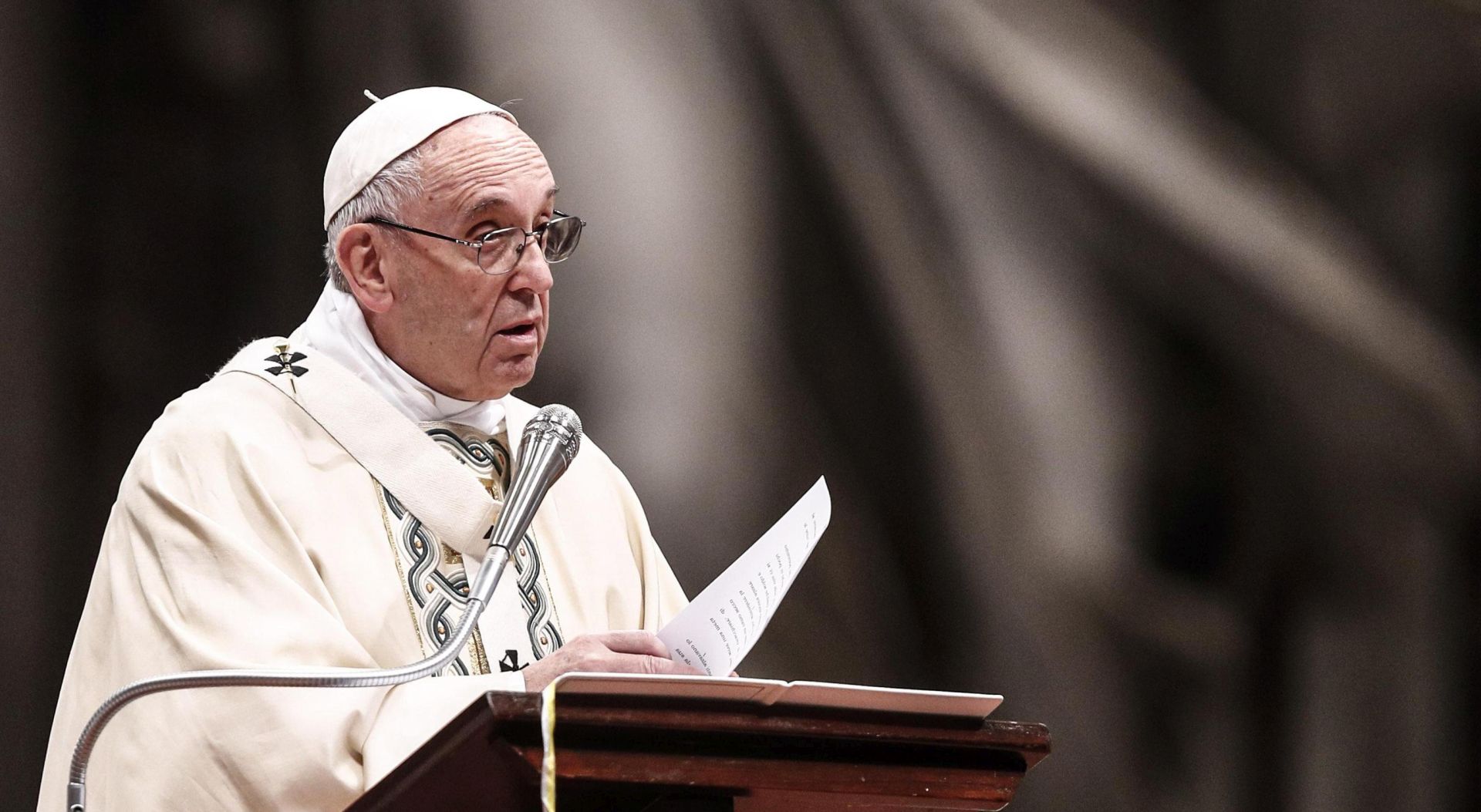 epa06419517 Pope Francis leads the Epiphany mass in the Saint Peters Basilica in the Vatican City, 06 January 2018.  EPA/GIUSEPPE LAMI