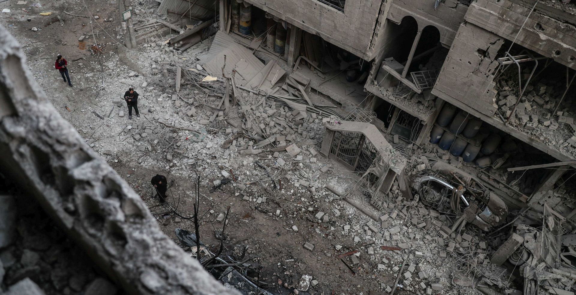 epa06421645 People inspect the damage after several air strikes on Hamoria, rebels-held Eastern al-Ghouta, 06 January 2018. According to reports, at least 17 people got killed from bombing allegedly by forces loyal to the Syrian regime on Eastern al-Ghouta, 12 of them in Hamoria.  EPA/MOHAMMED BADRA
