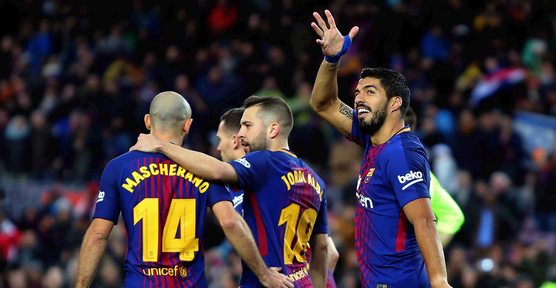 epa06423101 FC Barcelona's Uruguayan striker Luis Suarez (R) celebrates with his teammates and the crowd after scoring against Levante during their Spanish Primera Division league match at Camp Nou stadium, in Barcelona, Spain, 07 January 2018.  EPA/TONI ALBIR
