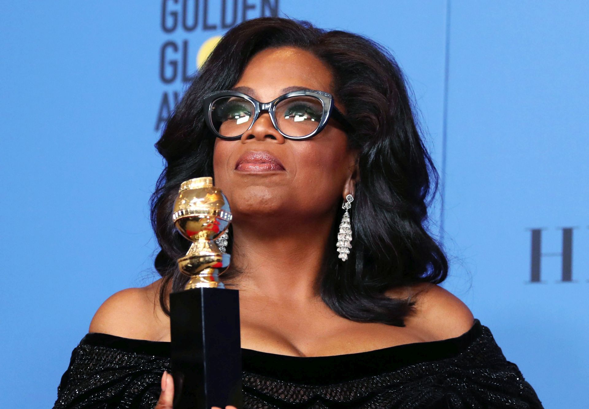 epa06424215 Oprah Winfrey holds the 2018 Golden Globe Cecil B. DeMille Award in the press room during the 75th annual Golden Globe Awards ceremony at the Beverly Hilton Hotel in Beverly Hills, California, USA, 07 January 2018.  EPA/MIKE NELSON