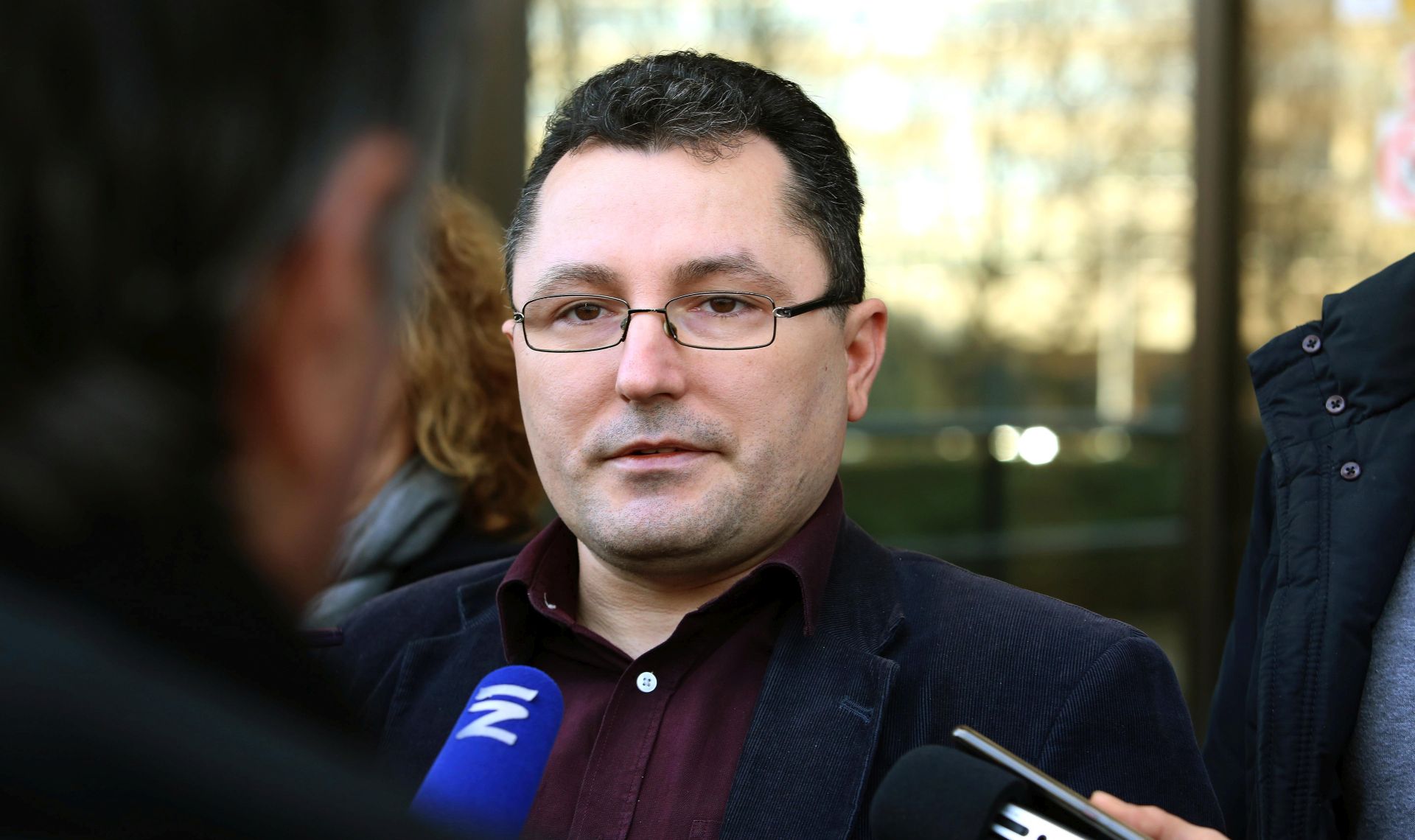 Zagreb, 08.01.2018 - Prijedlog Zakona o dravnom poljoprivrednom zemljitu, zahtjev za revizijom gospodarskih planova temeljem kojih se dodjeljivalo dravno poljoprivredno zemljite te poziv DORH-u da istrai potencijalna kriminalna djela u istom, poziv nadlenim slubama (Ministarstvu i DORH-u) da se aktivnije ukljuèe i obavijeste javnost dokle su dolo, ako su pokrenute istrane radnje oko malverzacija sa poticajnim sredstvima iz Mjere 4 Programa ruralnog razvoja 2015.,  te ako nisu zahtjev da se pokrenu, teme su odrane tiskovne konferencije Hrvatske udruge poljoprivrednika. Na fotografiji Tihomir Jajiæ. foto HINA /Zvonimir KUHTIÆ/ zk