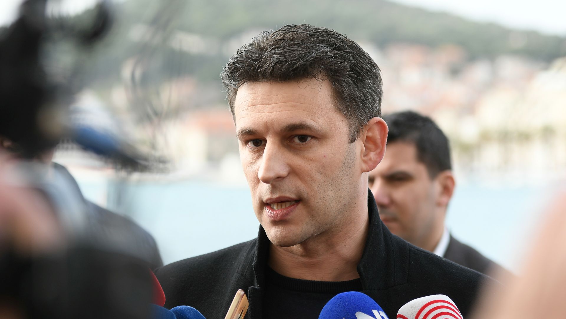 Split, 08.01.2018. - Konferencija za medije MOST-a ispred Luèke kapetanije, na temu proglaenja iskljuèivog gospodarskog pojasa. Konferenciji su nazoèili Boo Petrov, Nikola Grmoja, Miro Bulj i Ante Èikotiæ. Na slici Boo Petrov.
foto HINA/ Mario STRMOTIÆ/ ml