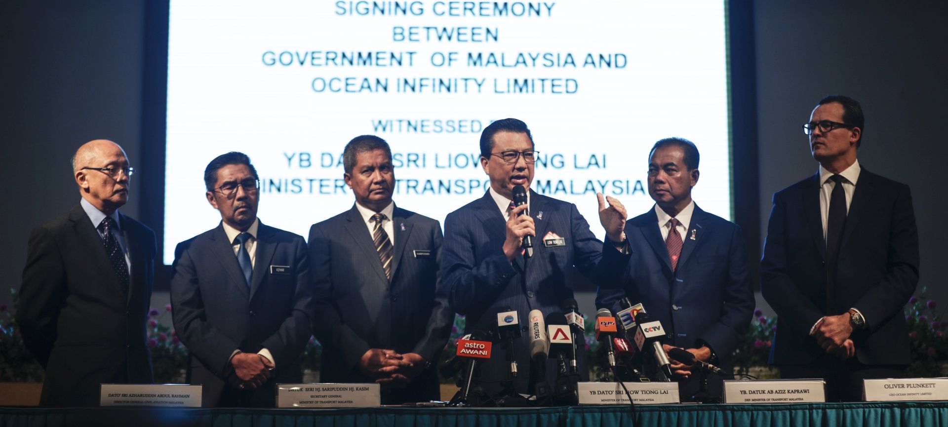 epa06428279 Malaysia Transport Minister Liow Tiong Lai (C) speaks to journalist during a press conference after a signing ceremony between the Malaysian government and Ocean Infinity Limited at the Transport Ministry building, Putrajaya, Malaysia, 10 January 2018. The Malaysian government approved Texas-based company Ocean Infinity private company in a new attempt to find the wreckage of missing Malaysia Airlines flight MH370. The MH370 went missing from radar on 08 March 2014, while traveling from Kuala Lumpur, Malaysia to Beijing, China with 239 people aboard. Authorities from the governments of Australia, China and Malaysia suspended the search for the plane in January 2017 after conducting an extensive underwater search of a 120,000 square-kilometer area in the Indian Ocean.  EPA/FAZRY ISMAIL