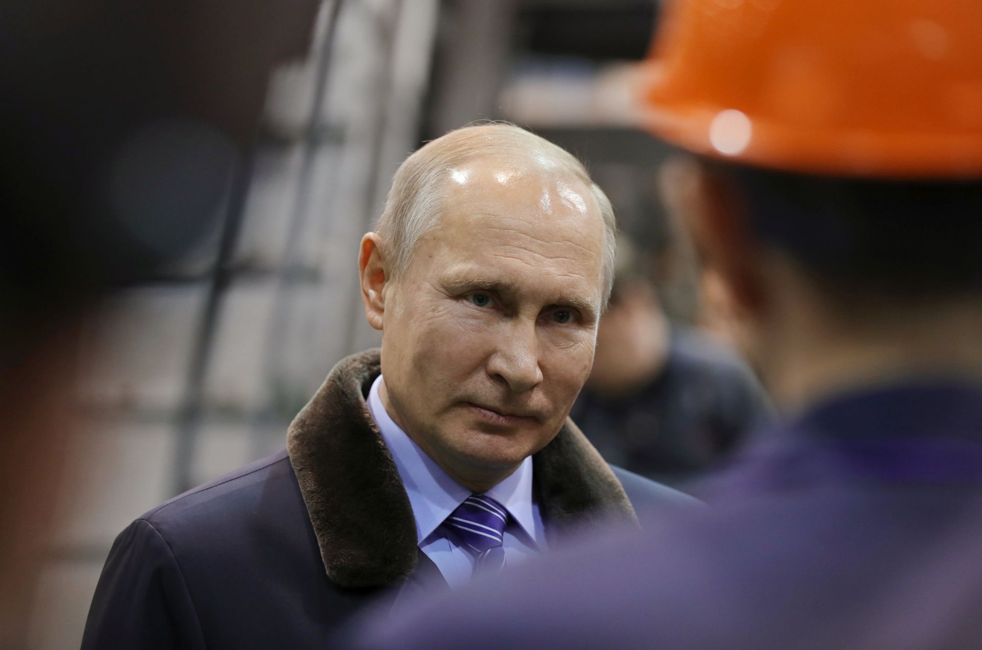 epa06429101 Russian President Vladimir Putin meets employees while visiting the Railway rolling stock manufacturer Tver Carriage Works (TVZ) in Tver, about 180 km to the northwest from Moscow, Russia, 10 January 2018.  EPA/MICHAEL KLIMENTYEV / SPUTNIK / KREMLIN POOL MANDATORY CREDIT