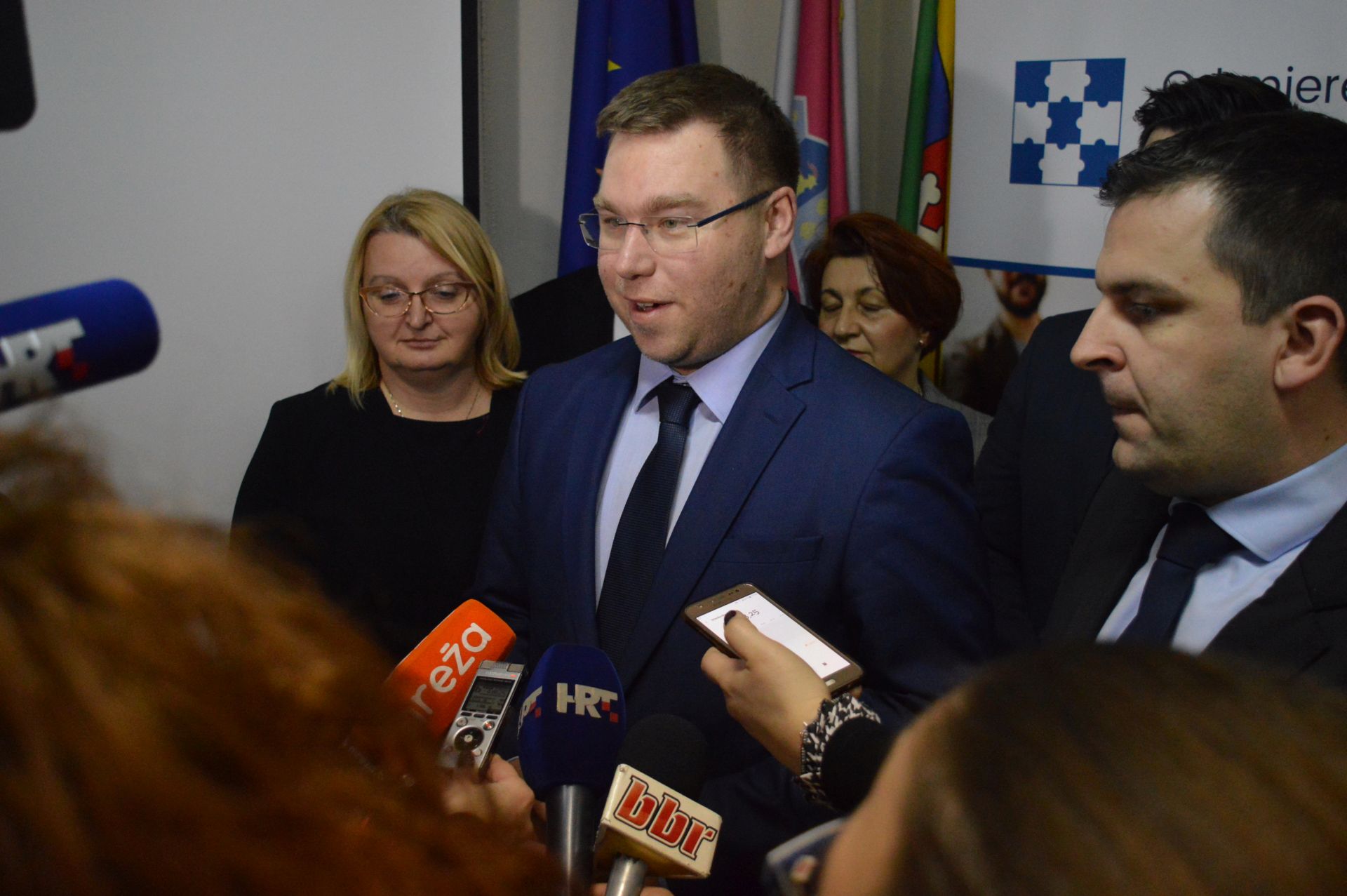 Bjelovar, 11.01.2018. - Samozapošljavanje, ali i što veći broj pripravnika u privatnom sektoru sa ciljem stjecanja stalnog zaposlenja koje će odvratiti mlade od odlaska iz Hrvatske glavni su ciljevi aktivnih mjera zapošljavanja koje se primjenjuju od početka ove godine, a u četvrtak u Bjelovaru predstavio ih je ministar rada i mirovinskog sustava Marko Pavić sa suradnicima.
Na fotografiji Marko Pavić.
foto HINA/ Igor KOKORUŠ/ es