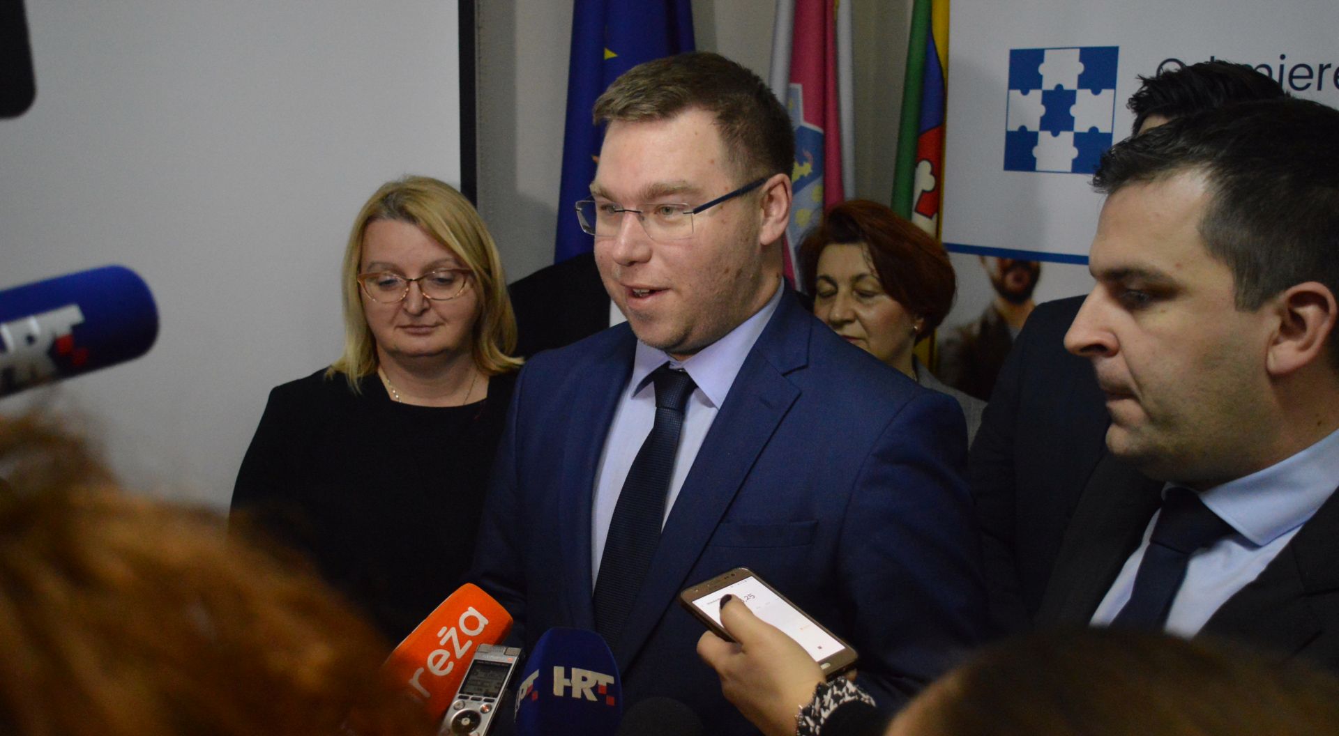 Bjelovar, 11.01.2018. - Samozapošljavanje, ali i što veći broj pripravnika u privatnom sektoru sa ciljem stjecanja stalnog zaposlenja koje će odvratiti mlade od odlaska iz Hrvatske glavni su ciljevi aktivnih mjera zapošljavanja koje se primjenjuju od početka ove godine, a u četvrtak u Bjelovaru predstavio ih je ministar rada i mirovinskog sustava Marko Pavić sa suradnicima.
Na fotografiji Marko Pavić.
foto HINA/ Igor KOKORUŠ/ es