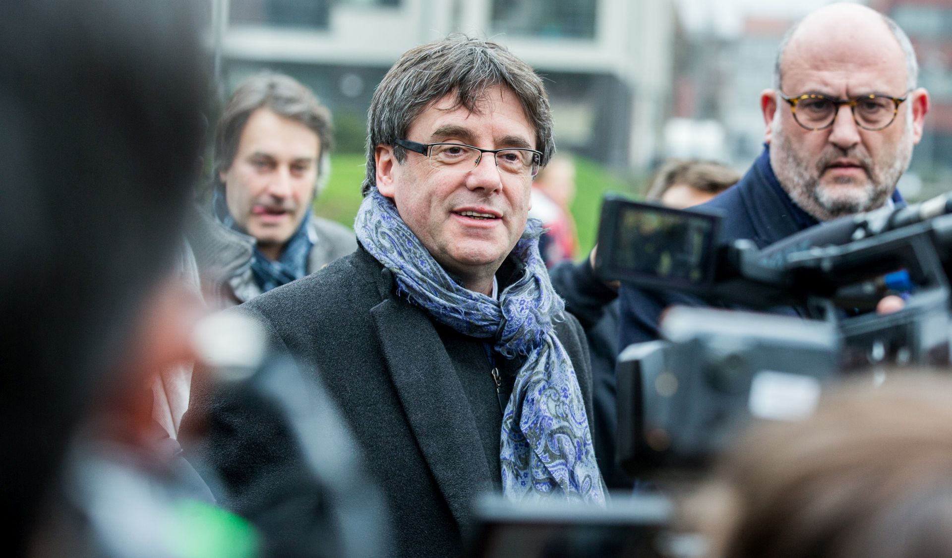 epa06433154 Ousted Catalan leader Carles Puigdemont (C) and Catalonian delegates after a family picture in Brussels, Belgium, 12 January 2018.  EPA/STEPHANIE LECOCQ