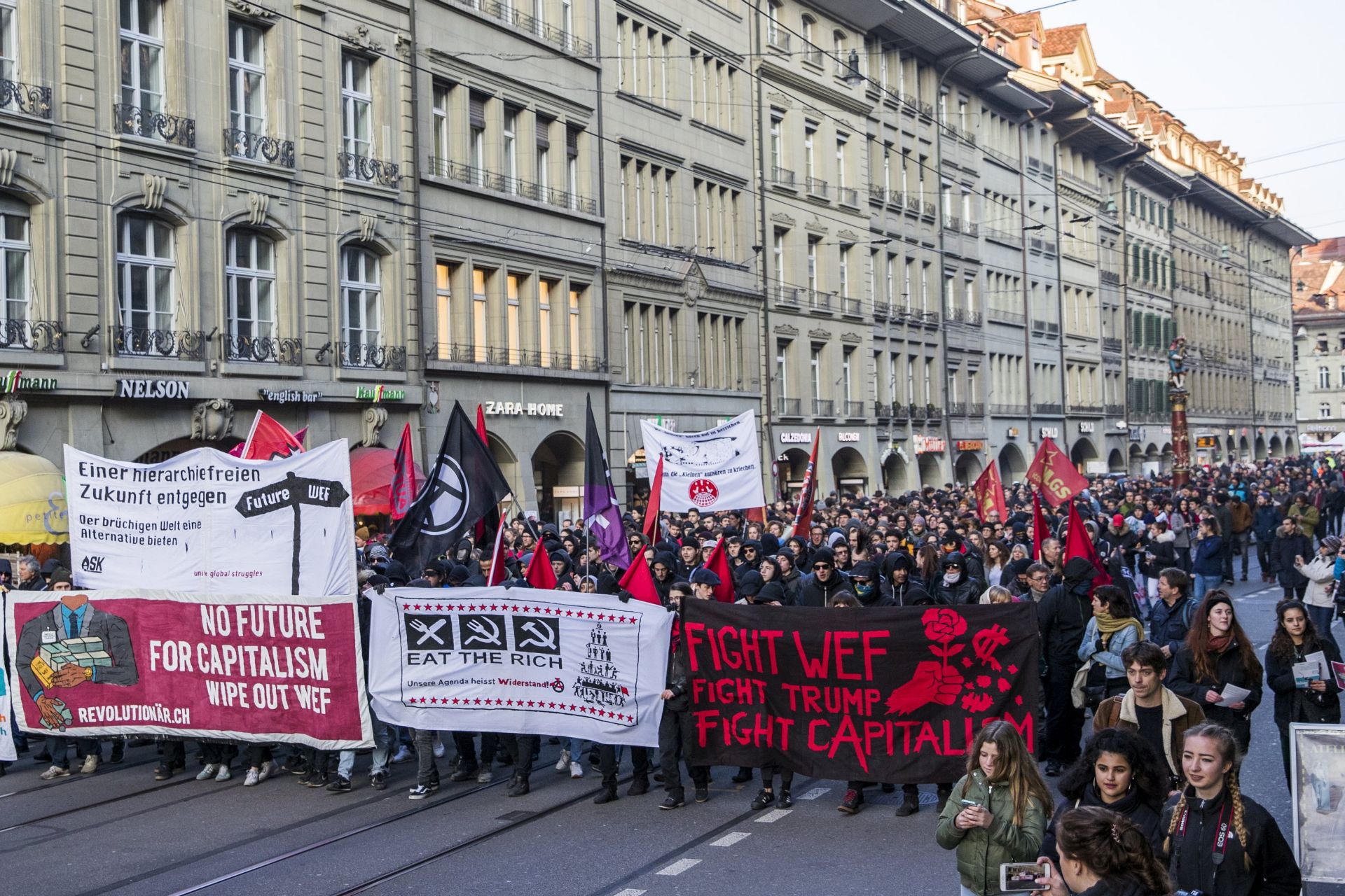 epa06436100 Protesters demonstrate against the World Economic Forum (WEF) and US president Donald Trump, in Bern, Switzerland, 13 January 2018. The WEF will take place from January 23 till January 26 in Davos.  EPA/CHRISTIAN MERZ