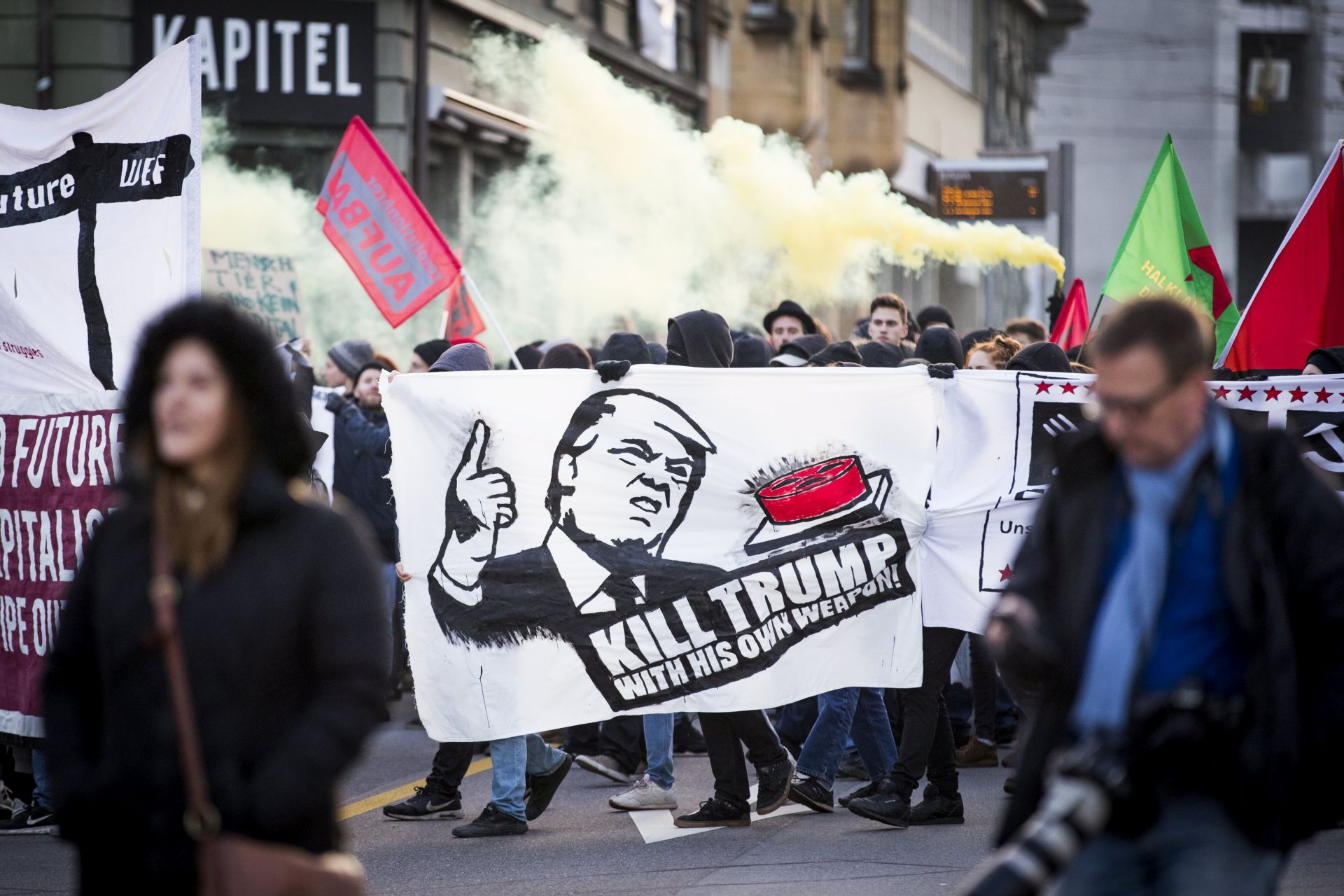 epa06436051 Protesters demonstrate against the World Economic Forum (WEF) and US president Donald Trump, in Bern, Switzerland, 13 January 2018. The WEF will take place from January 23 till January 26 in Davos.  EPA/CHRISTIAN MERZ