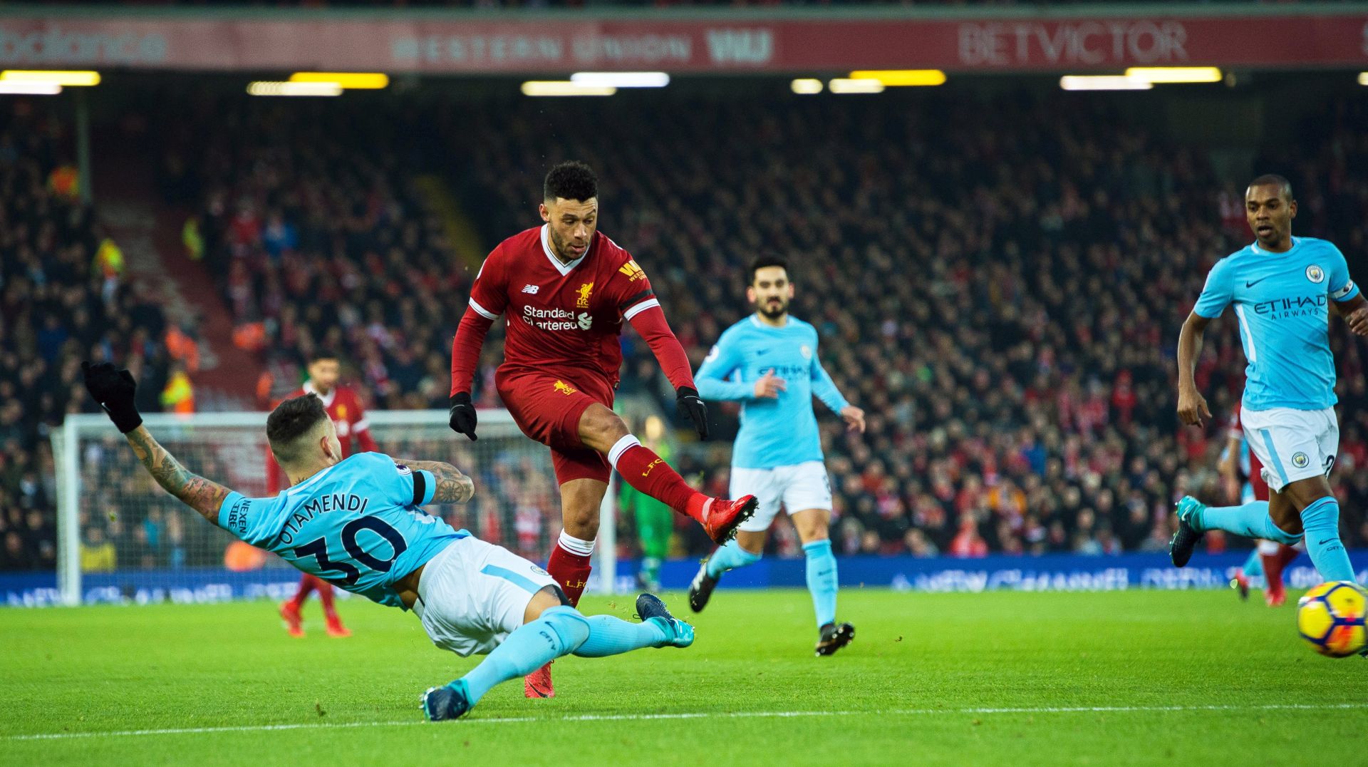 epa06438175 Liverpool's Alex Oxlade-Chamberlain (2-L) scores the 1-0 lead during the English Premier League soccer match between Liverpool FC and Mancheter City at Anfield in Liverpool, Britain, 14 January 2018.  EPA/PETER POWELL EDITORIAL USE ONLY. No use with unauthorized audio, video, data, fixture lists, club/league logos or 'live' services. Online in-match use limited to 75 images, no video emulation. No use in betting, games or single club/league/player publications
