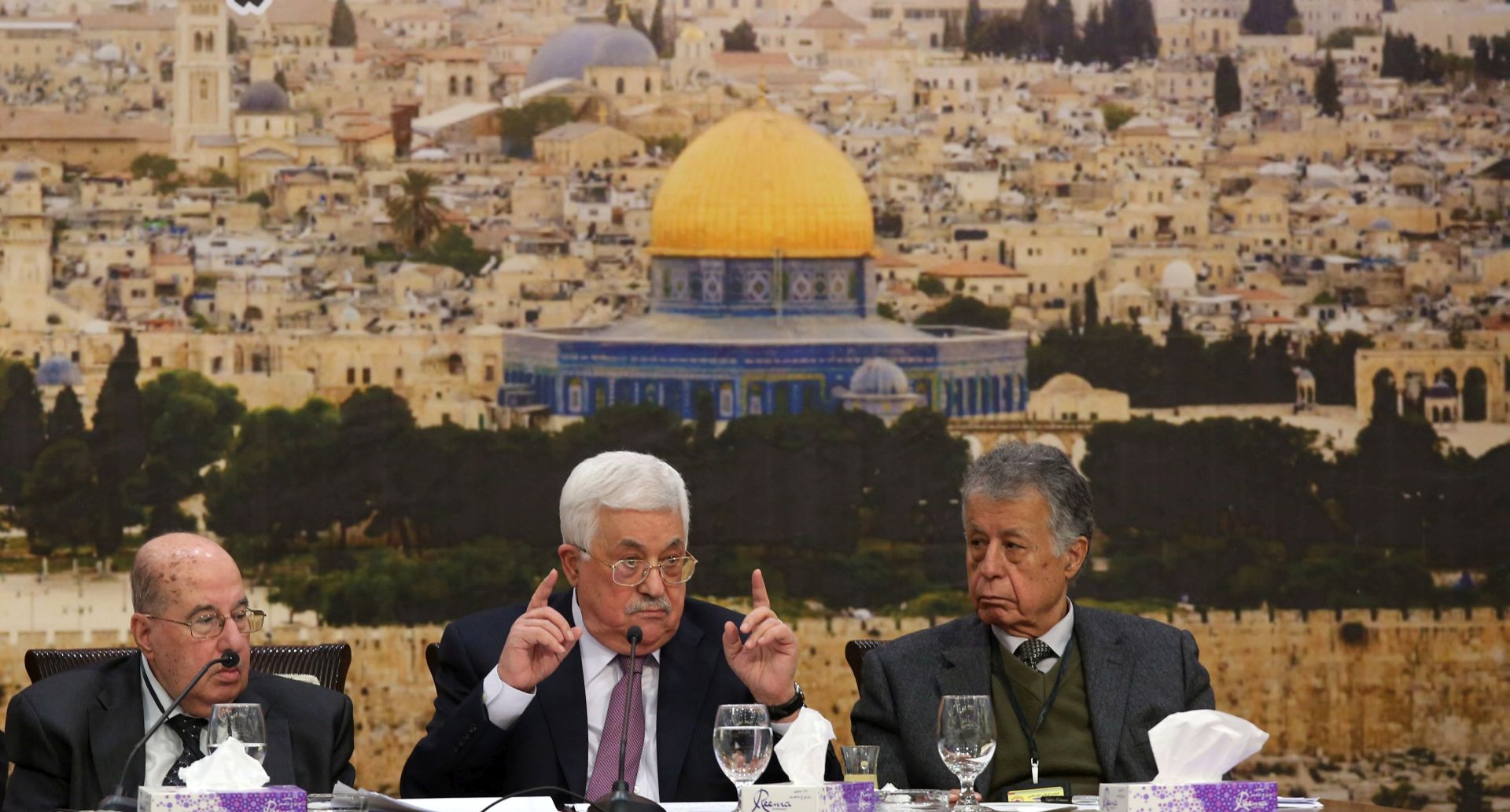 epa06438635 Palestinian President Mahmoud Abbas (C), attends a meeting of the Palestine Liberation Organization (PLO) Central Council, at his presidency compound in the West Bank town of Ramallah, 14 January 2018. Other officials are unidentified. The Central Council of the PLO started on 14 January its 28th meeting and called to urgently discuss the US decision to recognize Jerusalem as Israel's capital.  EPA/ALAA BADARNEH