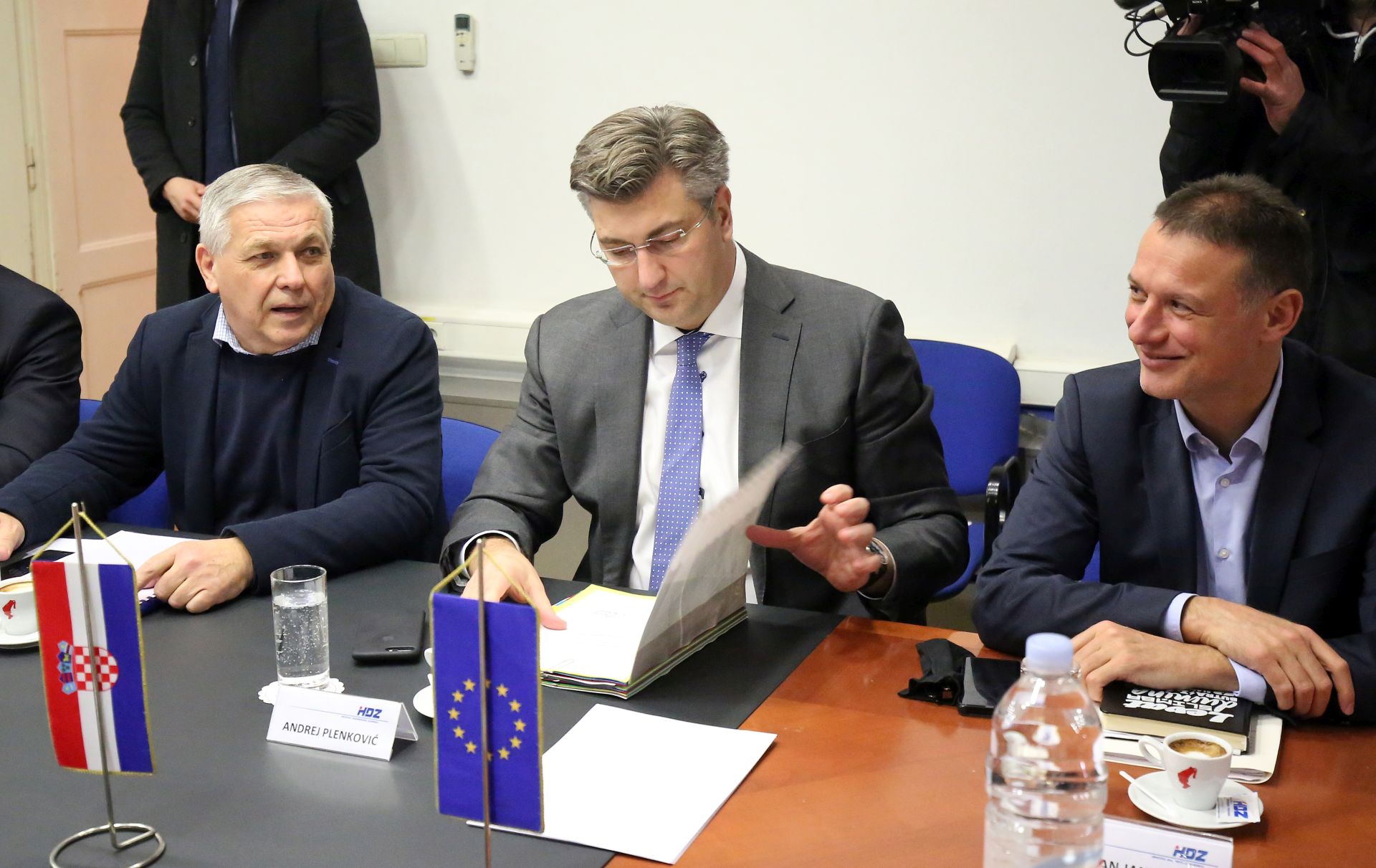 Zagreb, 15.01.2018 - Sjednica Predsjednitva i Nacionalnog vijeæa HDZ-a. Na fotografiji Tomislav Èuljak, predsjednik Vlade RH i predsjednik HDZ-a Andrej Plenkoviæ, Gordan Jandrokoviæ.
foto HINA/ Denis CERIÆ /dc