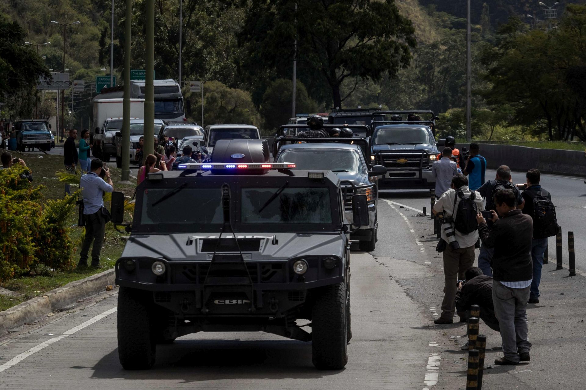epa06441218 Members of the Bolivarian Armed Forces head to the location in an operation against a terrorist group in the El Junquito neighborhood in Caracas, Venezuela, 15 January 2018. Venezuelan authorities arrested five members of a terrorist group linked to rogue Venezuelan police helicopter pilot Oscar Perez, and killed several other militants during a shootout in a poor neighborhood in Caracas.  EPA/MIGUEL GUTIERREZ