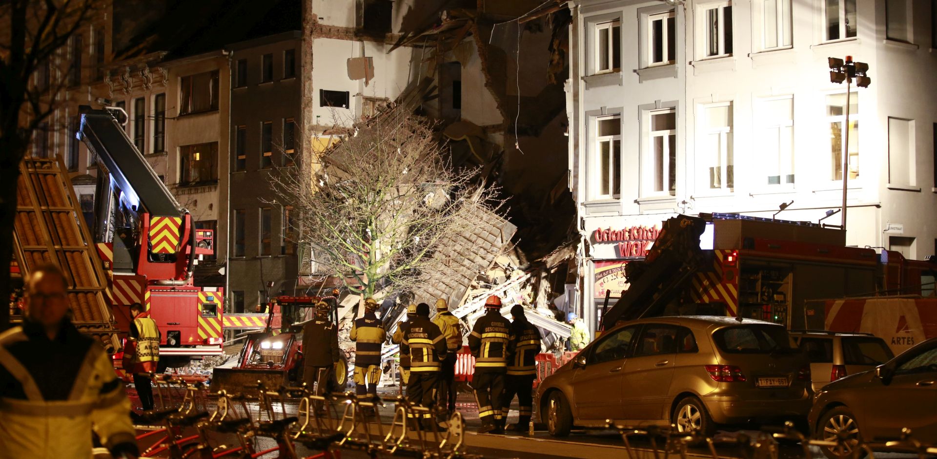 epa06441686 Firefighters inspect the debris, at the Paardenmarkt in Antwerp, Belgium after several buildings collapsed following an explosion, 15 January 2018. According to Antwerp police at least ten people were injured and the explosion was not related to terrorism.  EPA/OLIVIER HOSLET