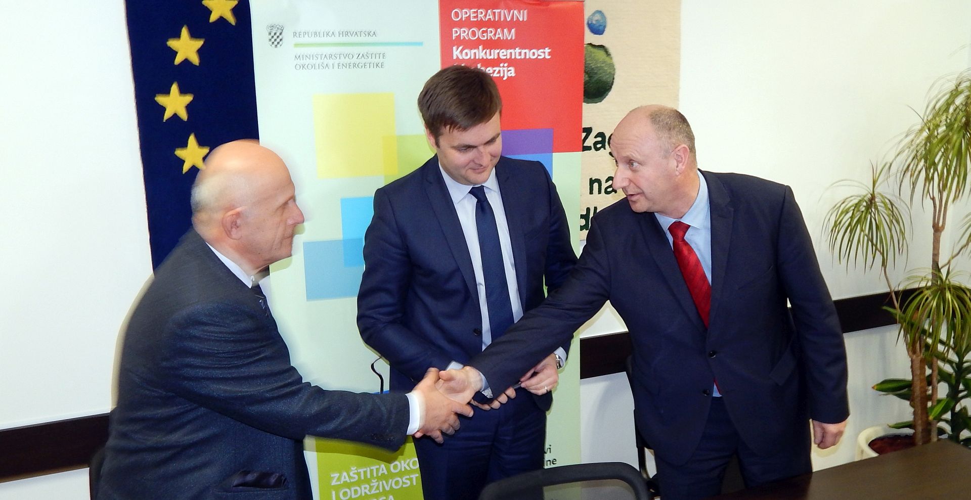 Krapina, 16.01.2018 - Ministar zatite okolia i energetike Tomislav Æoriæ i naèelnik Opæine Zlatar Bistrica arko Miholiæ potpisali su Ugovor o dodjeli bespovratnih sredstava za projekte koji se financiraju iz Kohezijskog fonda u financijskom razdoblju 2014.-2020.: Izgradnja i opremanje Reciklanog dvorita Zlatar Bistrica. Potpisivanju je nazoèio i upan krapinsko-zagorske upanije eljko Kolar.
foto HINA/ Sinia KALAJDIJA/ ds