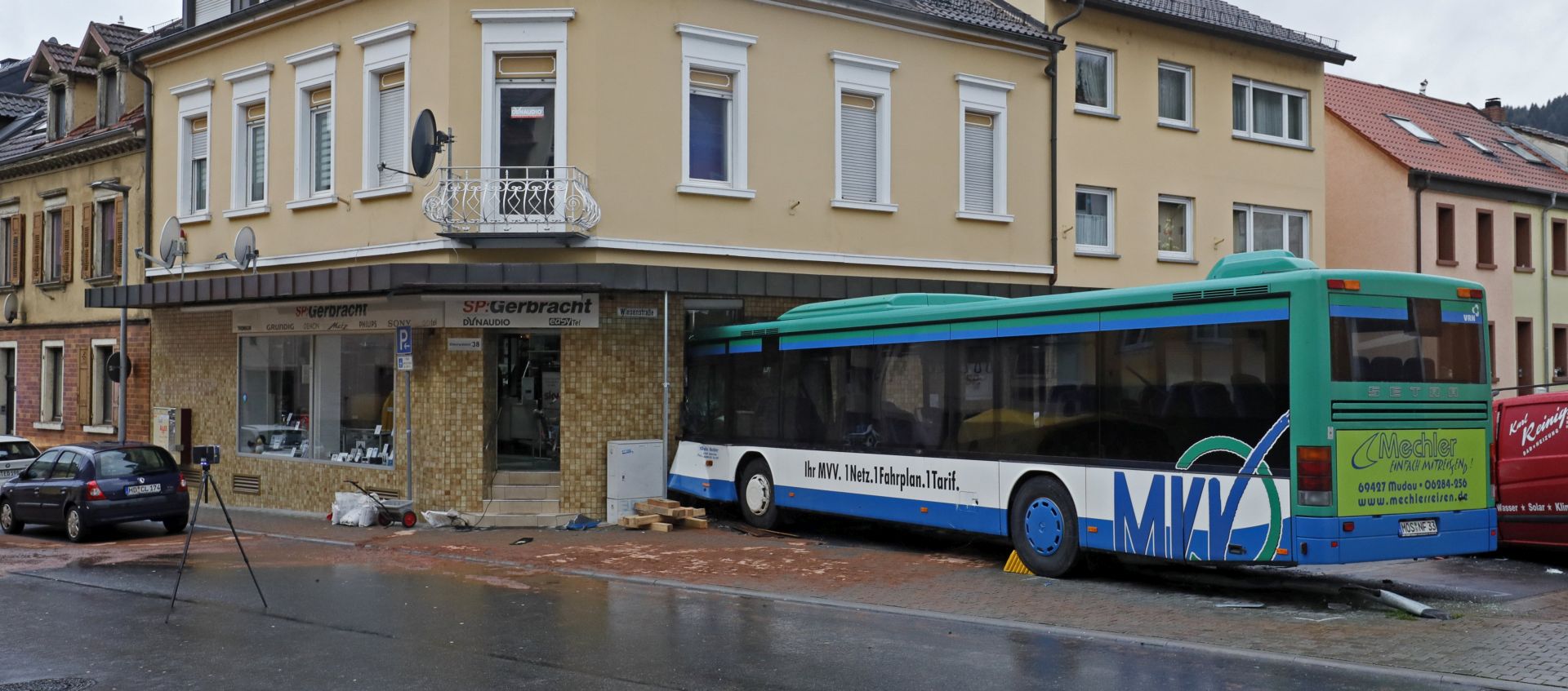 epa06442740 A school bus stands after ramming into a building in Eberbach, Germany, 16 January 2018. The accident injured at least 20 children, according to police.  EPA/RONALD WITTEK