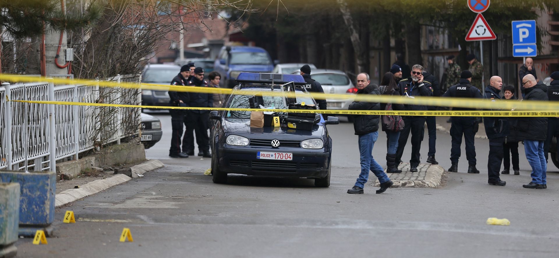 epa06443094 Police investigators search the crime scene for evidence, where Oliver Ivanovic, the former State Secretary for Kosovo and Metohija and a subject of a controversial war crimes trial and retrial, was shot in Mitrovica, Serbia, 16 January 2018. The prominent Ivanovic was shot in front of his office in Mitrovica, Kosovo, 16 January 2018, according to media reports.  EPA/STRINGER