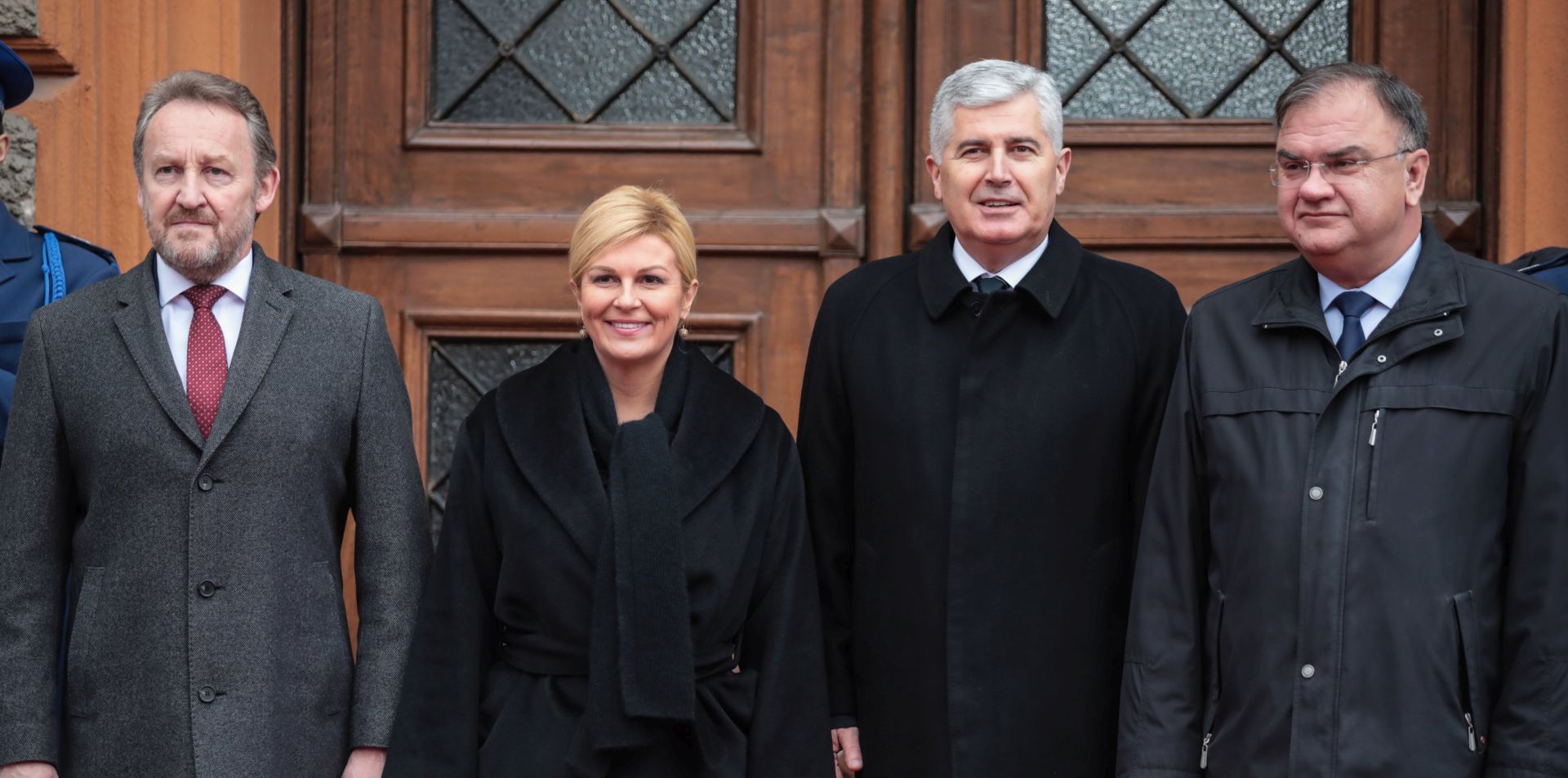 epa06445892 (L-R) Bakir Izetbegovic, the Bosniak member of the tripartie Bosnian Presidency, Croatian President Kolinda Grabar-Kitarovic, Dragan Covic, the Croatian member and chairman of  the Bosnian Presidency, and Mladen Ivanic, the Serb member of the Bosnian Presidency,  pose for group photo during Grabar's welcome in Sarajevo, 17 January 2018. President Grabar-Kitarovic earlier arrived for an official visit to Bosnia.  EPA/JASMIN BRUTUS
