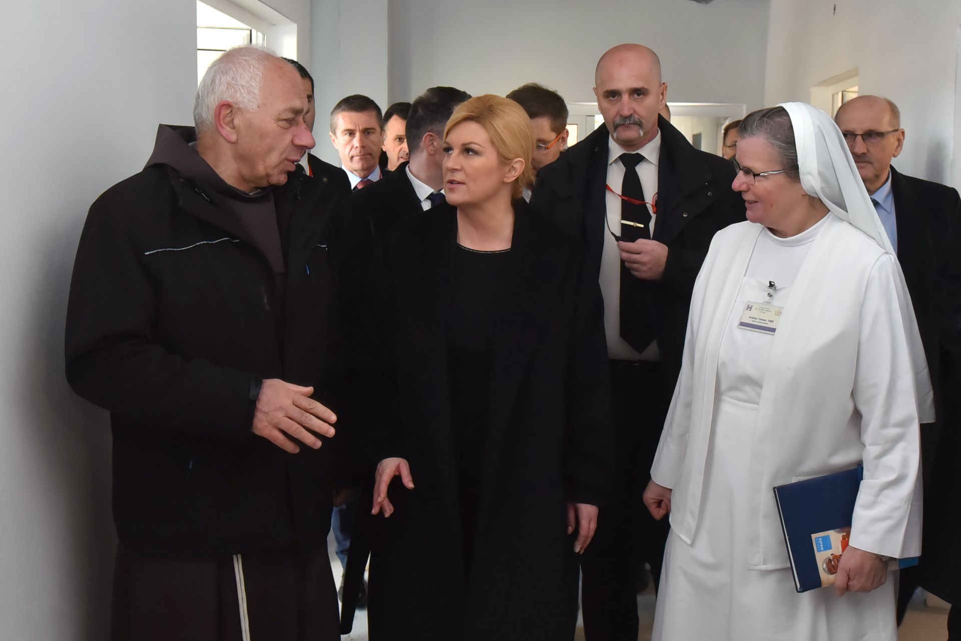 Sarajevo, 18.01.2018. - Hrvatska predsjednica Kolinda Grabar-Kitarović u četvrtak završava službeni posjet Bosni i Hercegovini obilaskom nekoliko općina na području središnje Bosne u kojima su Hrvati većinsko stanovništvo. 
Na fotografiji Kolinda Grabar-Kitarović u posjetu Hrvatskoj bolnici u Novoj Bili.
foto HINA/ Ured Predsjednice RH/ es