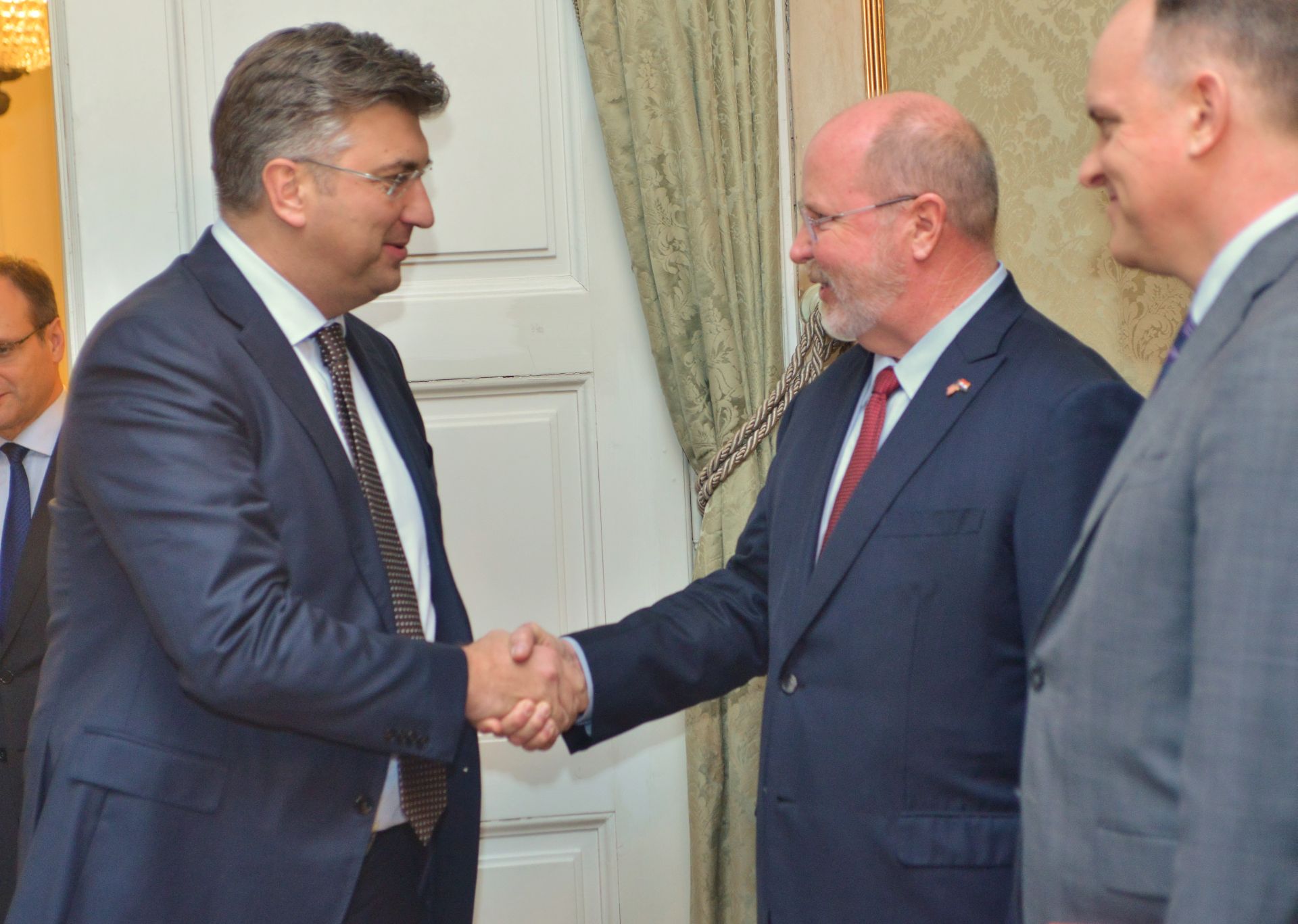Zagreb, 18.01.2018. - Predsjednik Vlade Republike Hrvatske Andrej Plenković primio je u nastupni posjet veleposlanika Sjedinjenih Američkih Država u Republici Hrvatskoj Roberta Kohorsta.Na fotografiji Andrej Plenković, Robert Kohorst.
foto HINA/ Admir BULJUBAŠIĆ/ abu
