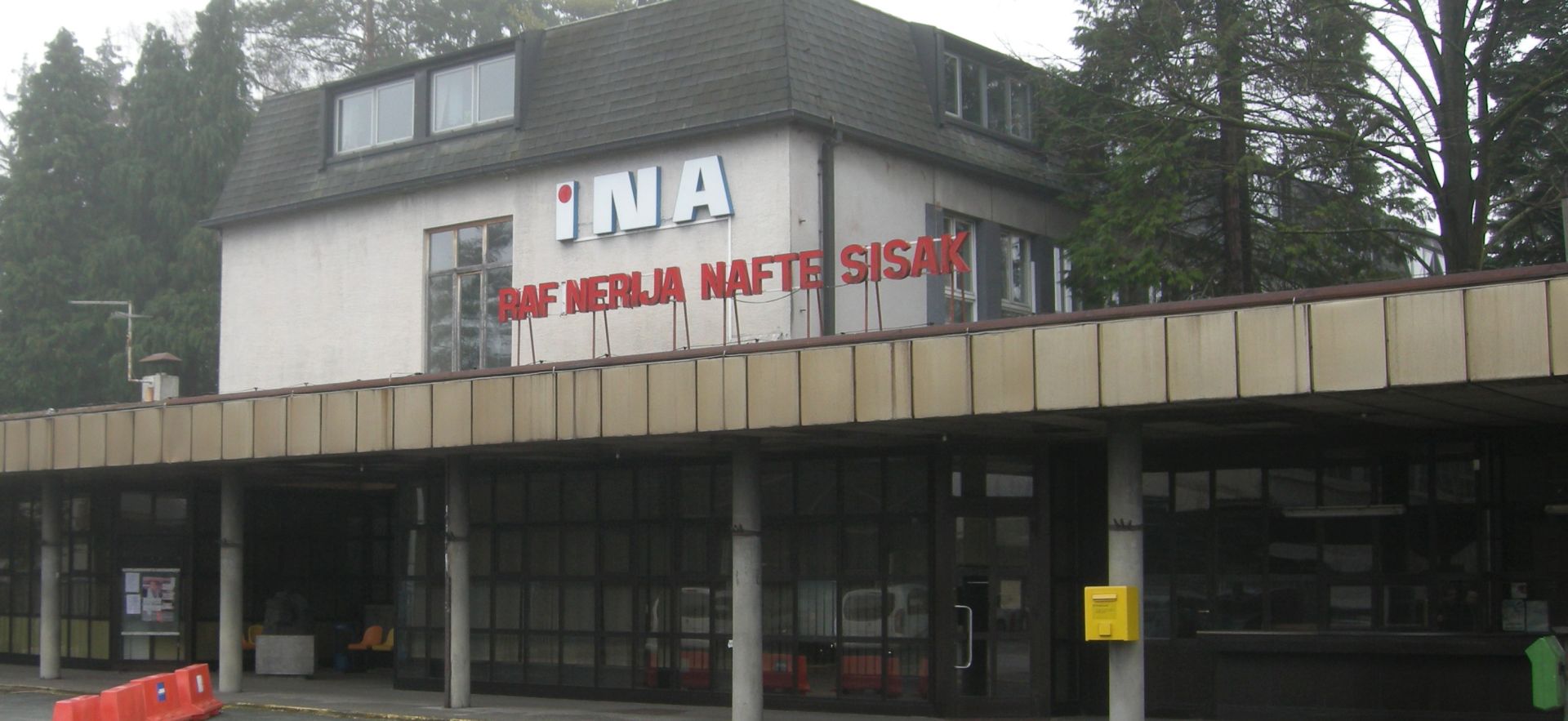 Sisak, 20.01.2018 - Dunosnici Mosta u subotu su u Sisku ocijenili kako je Vlada RH traeæi izlaz u sluèaju Rafinerije nafte Sisak, kao i u sluèaju sisaèke Petrokemije, napravila lo kompromis te su ustvrdili kako jo nije poznato kada i gdje su dogovorene organizacijske promjene koje ukljuèuju i viak radnika, a koje su navodno usaglaene s Vladom. "Sve nas je zateklo priopæenje Ine o zatvaranju dijela pogona i reakcija premijera koji je rekao da je to jedan plan koji je usaglaen, ali ne znamo kada i gdje je bio taj sastanak. Na aktualnom je satu rekao da se razgovara s Maðarima, pa nas zanima je li dogovoreno i smanjenje broja radnika, jer ovdje se bespovratno gubi najmanje 40 radnih mjesta. Intencija je MOL-a da se na kraju ipak zatvori ova rafinerija. Resorni ministar se nije oglasio, a ni upan ni gradonaèelnica, pa se ne zna je li to s njima usaglaeno", ustvrdio je saborski zastupnik Tomislav Paneniæ na konferenciji za novinare ispred upravne zgrade sisaèke Rafinerije. 
foto HINA/ ik