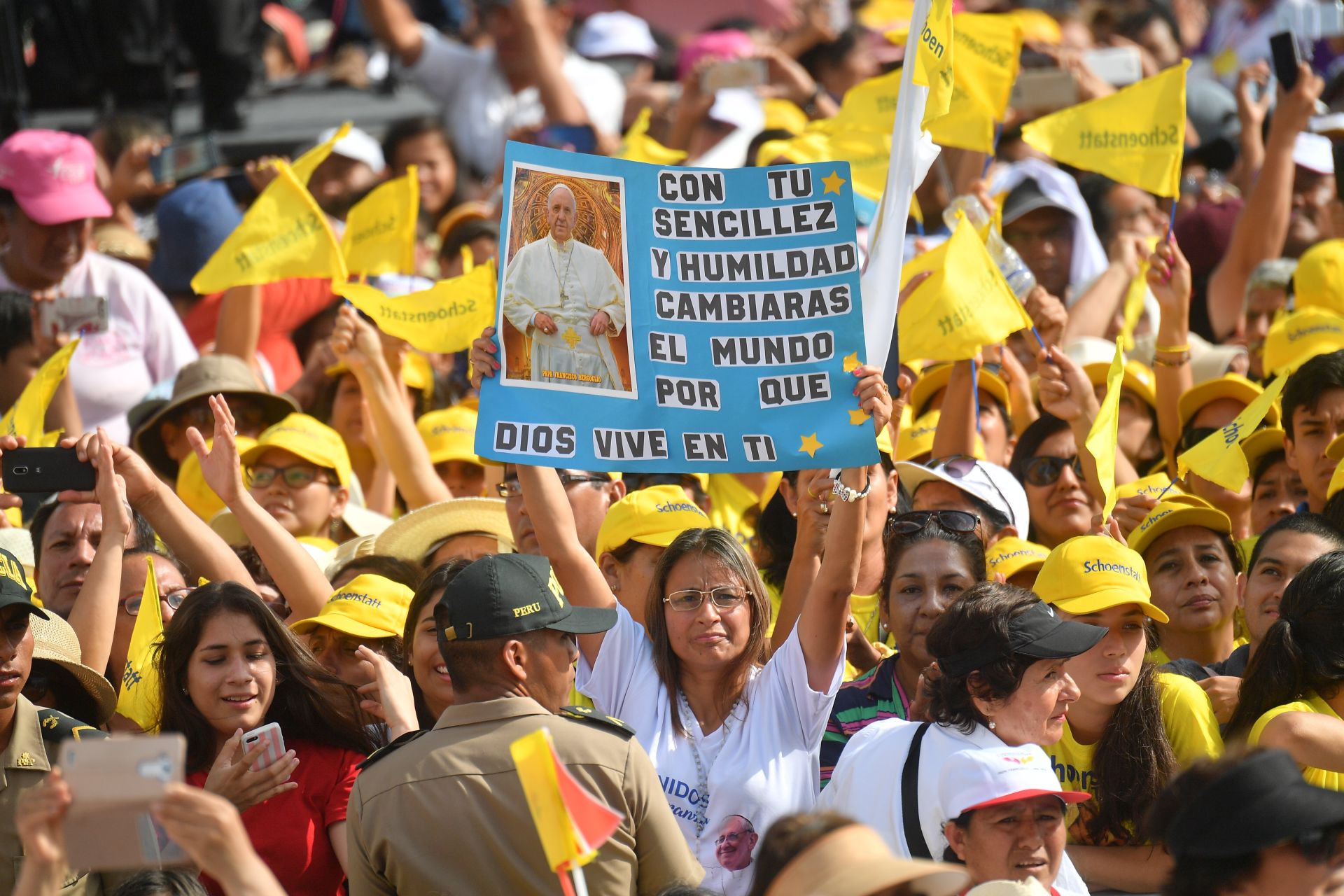 epa06459096 A crowd waits to see Pope Francis arrive to leads Marian Celebration Virgen de la Puerta in Plaza de Armas square , Trujillo, Peru,20 January 2018. Pope Francis visits in Chile and Peru runs from 15 January to 22 January 2018.  EPA/LUCA ZENNARO