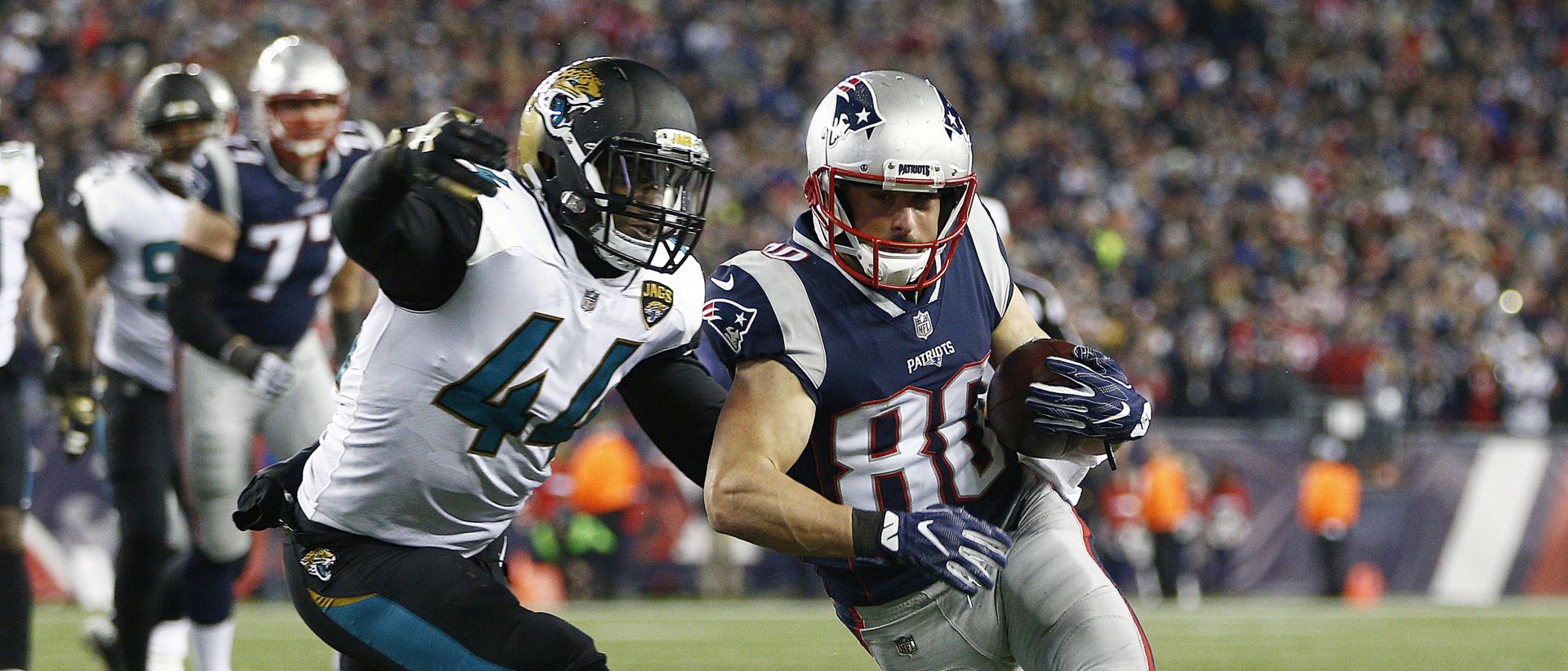 epa06462340 New England Patriots wide receiver Danny Amendola (R) runs past Jacksonville Jaguars linebacker Myles Jack (L) for a touchdown in the fourth quarter of the AFC Championship game at Gillette Stadium in Foxborough, Massachusetts, USA, 21 January 2018.  The winner will go on to face either the Philadelphia Eagles or the Minnesota Vikings in Super Bowl XLII in Minneapolis, Minnesota on 04 February 2018.  EPA/CJ GUNTHER