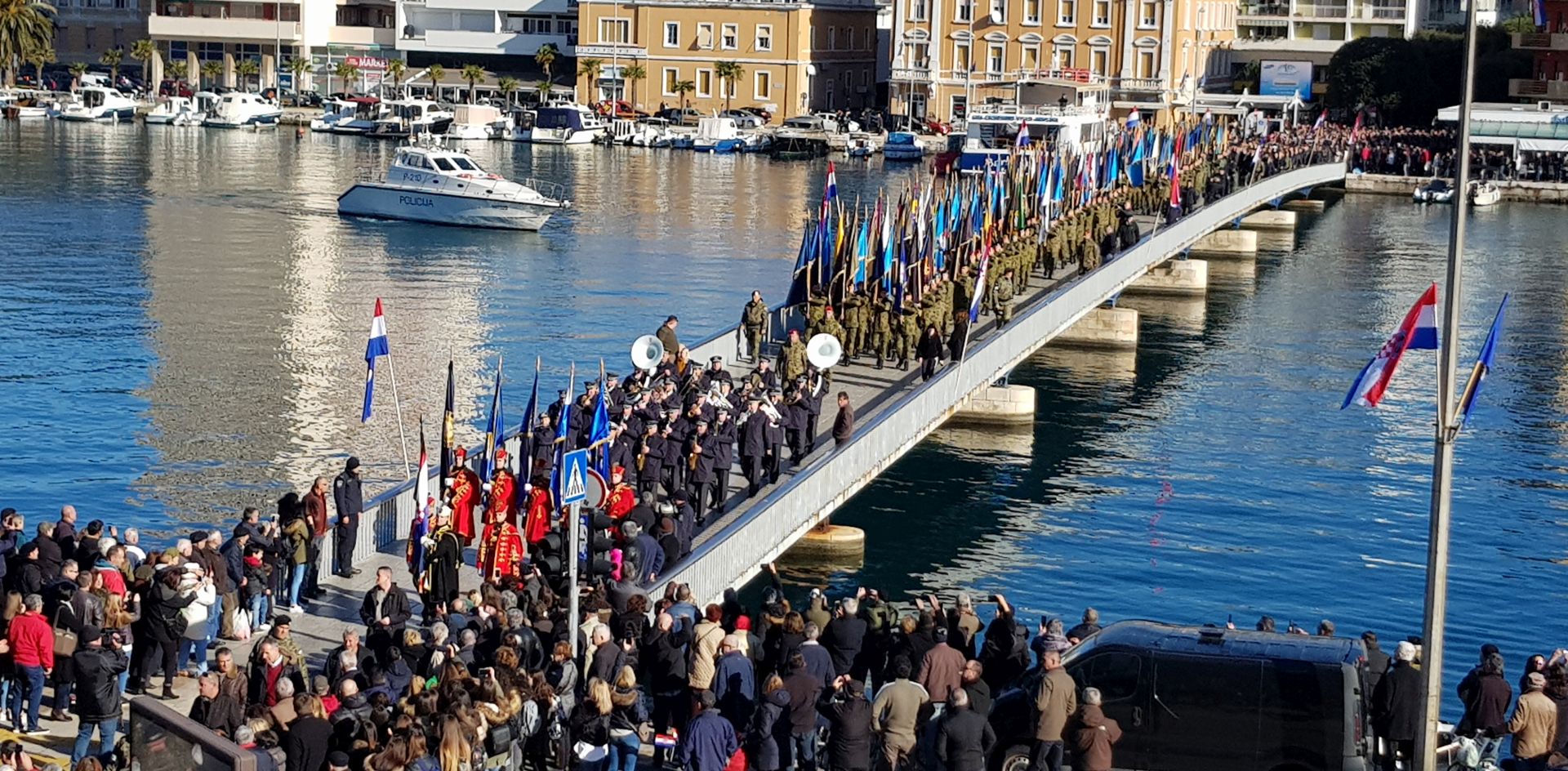 Zadar, 22.01.2018. - Mimohod postrojbi sudionica operacije s ratnim zastavama povodom 25. obljetnice VRO Maslenica '93.
foto HINA/ ml