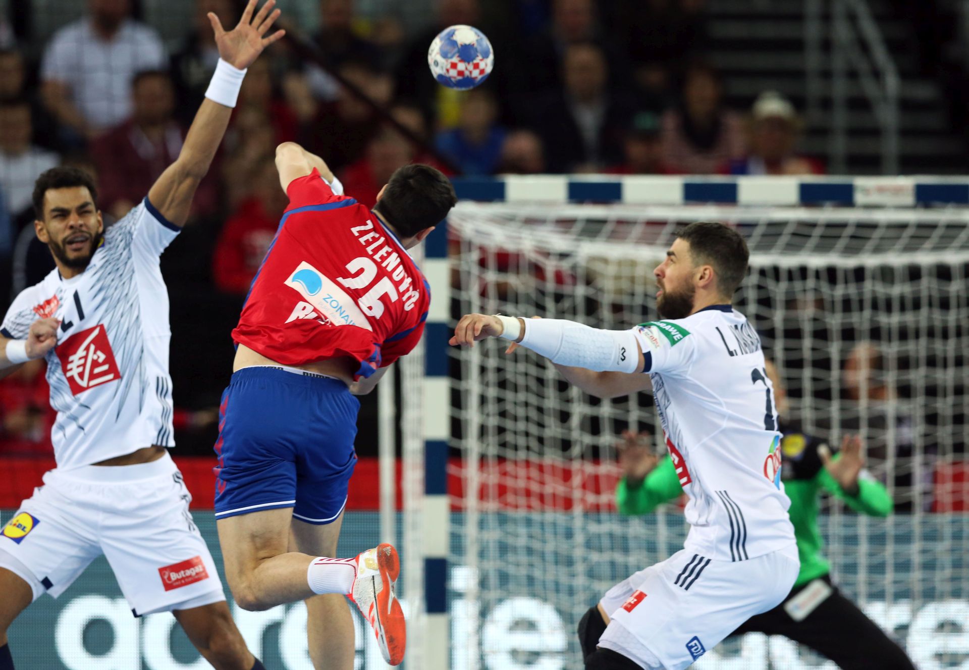 Zagreb, 22.01.2018 - Utakmica skupine 1 Europskog prvenstva za rukometaše: Srbija - Francuska. Na fotografiji Adrien Dipanda, Nemanja Zelenović, Luka Karabatić. Foto HINA/ Daniel KASAP/ dk