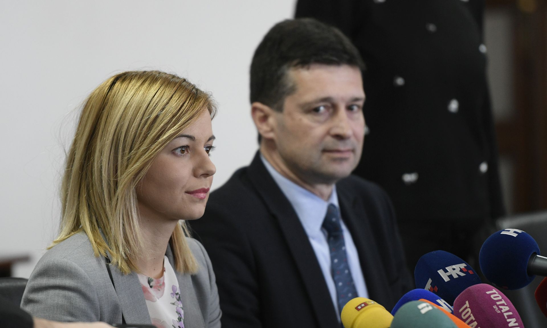 Split, 23.01.2018 - Press konferencija zamjenika Splitskog gradonaèelnika Jelene Hrgoviæ i Nina Vele povodom zdrastvenog stanja gradonaèelnika Andre Krstuloviæa Opare.
Na slici Jelena Hrgoviæ i Nino Vela.
foto HINA/ Mario STRMOTIÆ /ms